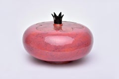 Urne en céramique rose avec couronne de Heidi Hartmann