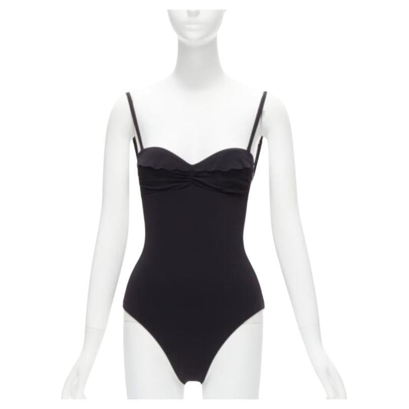 HEIDI Klein, costume da bagno intero senza schienale e svolazzante con logo in oro nero US0 XS in vendita