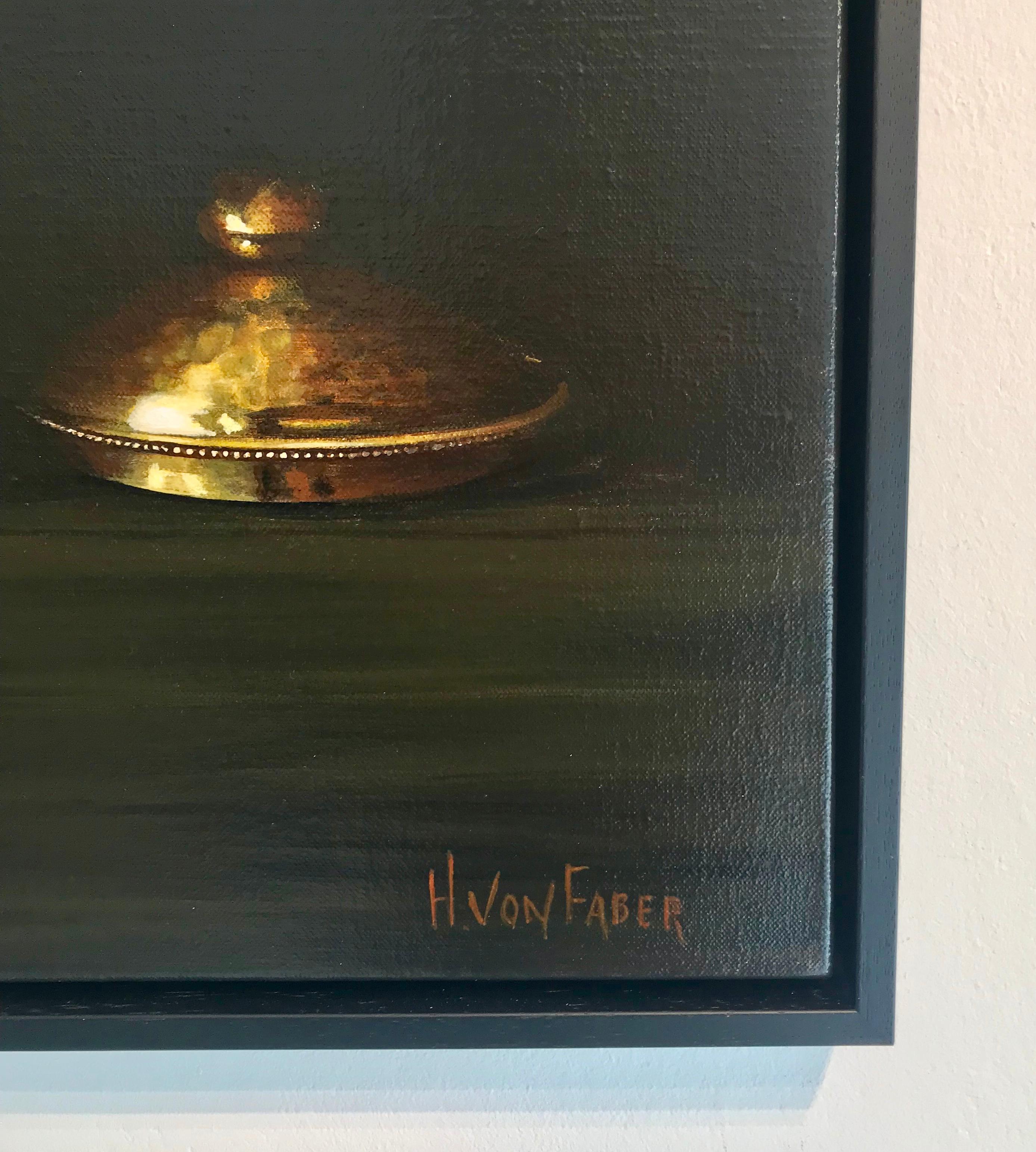 Questo quadro originale di Heidi von Faber presenta una resa iperrealistica di una natura morta contemporanea che evoca lo stile e la precisione dei primi maestri olandesi del genere. È stata prestata molta attenzione alla trasmissione degli effetti