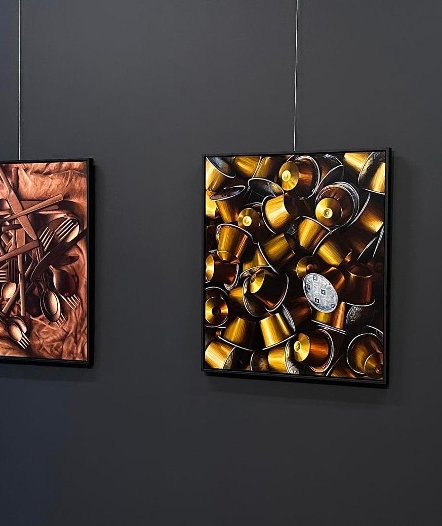 Tasses à café dorées - 21e peinture de nature morte hyperréaliste contemporaine - Painting de Heidi von Faber