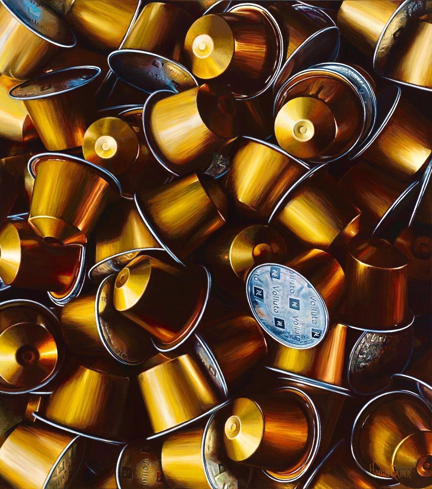 Tasses à café dorées - 21e peinture de nature morte hyperréaliste contemporaine - Contemporain Painting par Heidi von Faber