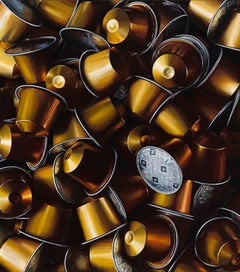 Tasses à café dorées - 21e peinture de nature morte hyperréaliste contemporaine