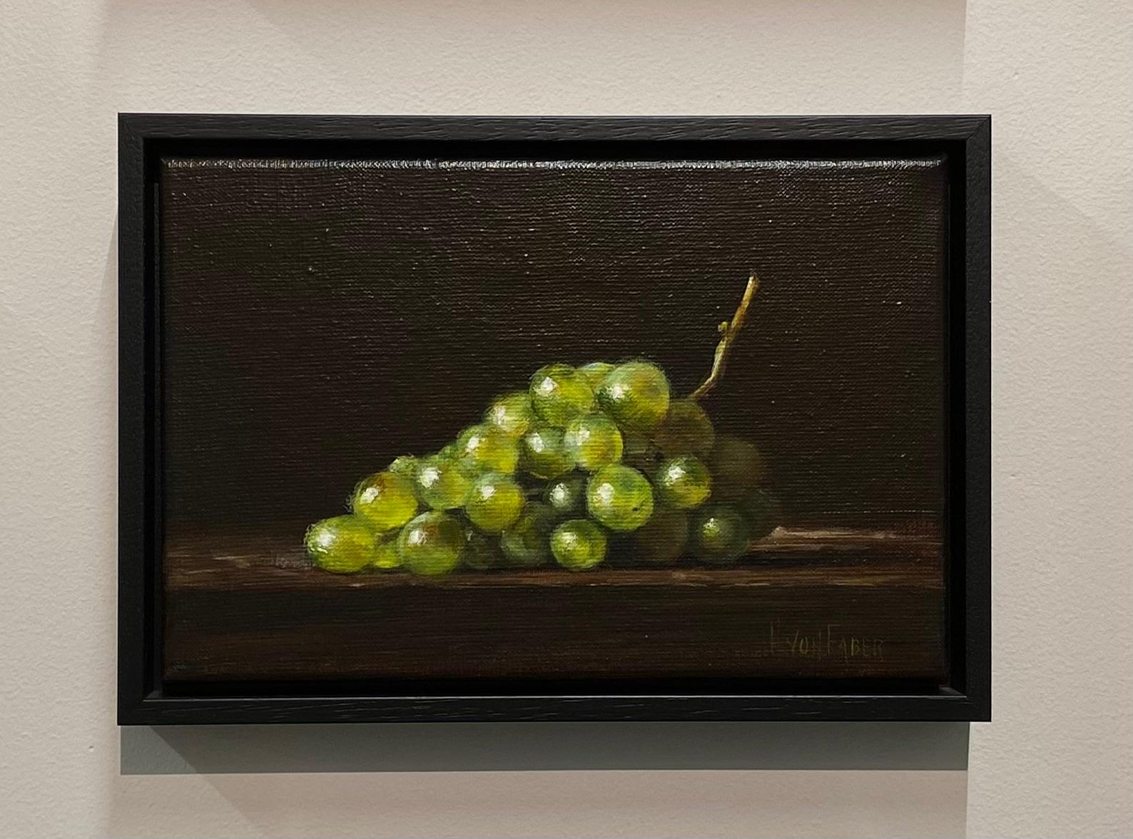 Uvas - Pintura realista de bodegón del siglo XXI - Painting de Heidi von Faber