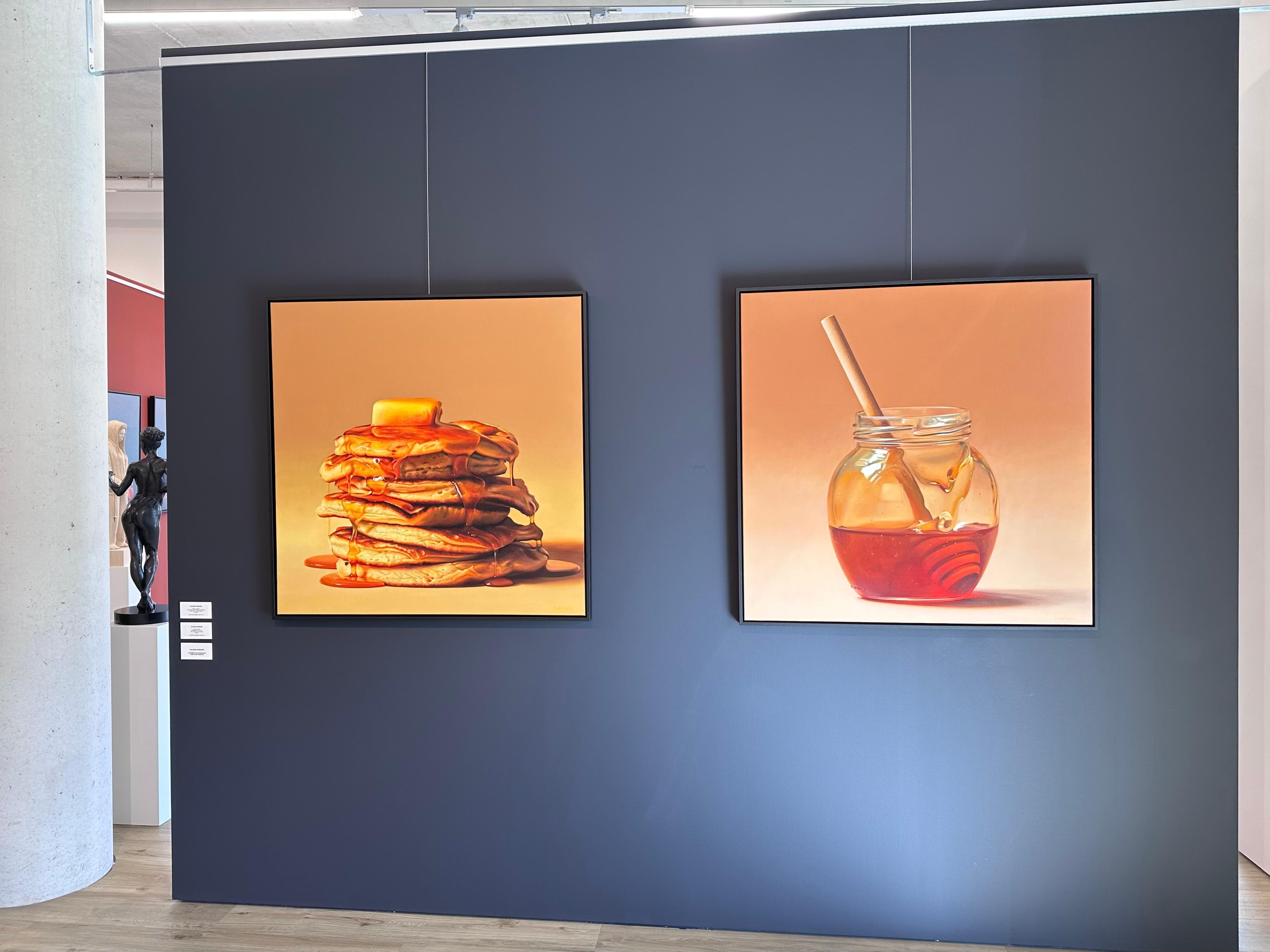 Pfannkuchen mit Butter und Honey - Hyperrealistisches Stilleben aus dem 21. (Zeitgenössisch), Painting, von Heidi von Faber