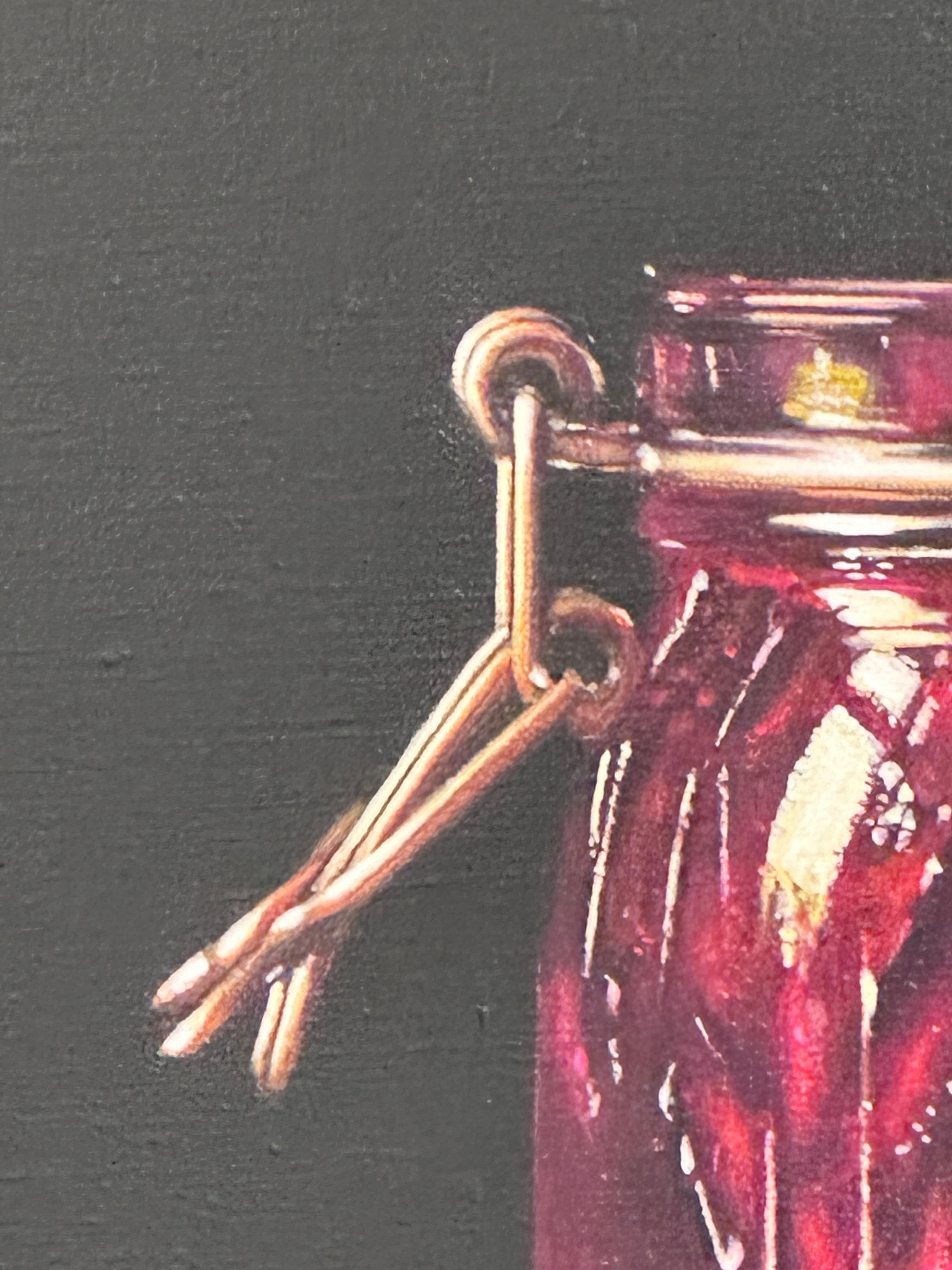 Himbeermarmelade - Niederländisches Stillleben des 21. Jahrhunderts, das ein Glas mit Himbeermarmelade malt im Angebot 1
