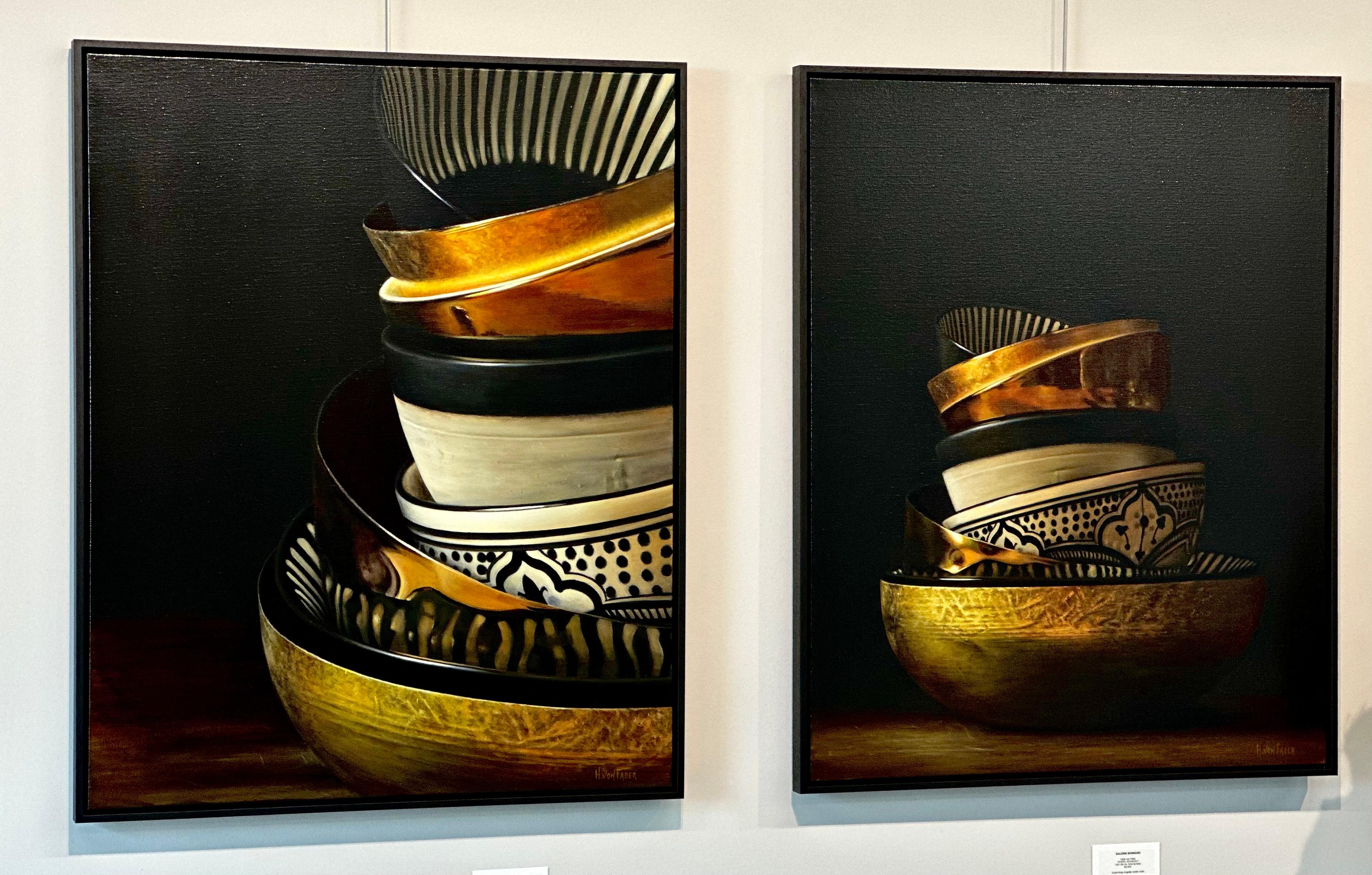 Pila de platos I - Pintura holandesa del siglo XXI Naturaleza muerta de platos - Painting de Heidi von Faber