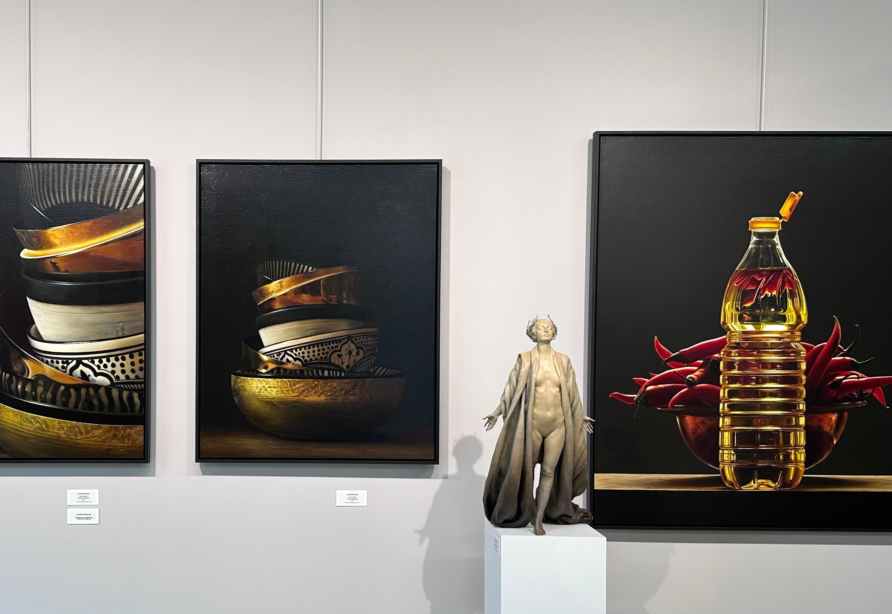 Heidi von Faber
Pila di piatti II
Acrilico su lino
100 x 80 cm (incorniciata/ inclusa nel prezzo 105 x 85 cm)

L'artista olandese Heidi von Faber vive e lavora all'Aia. 

Le nature morte che dipinge sono moderne ma realizzate secondo la tradizione