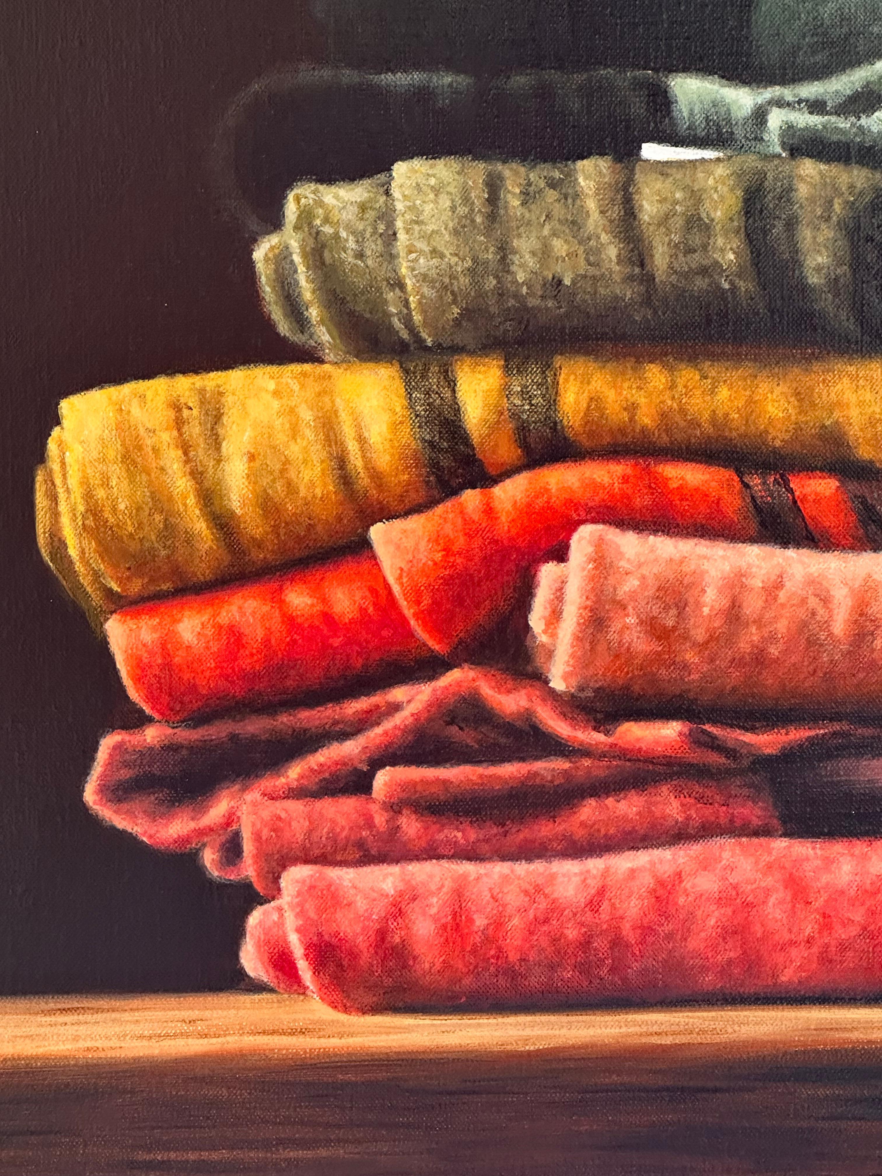 Torchons - Nature morte réaliste du 21e siècle avec des torchons colorés en vente 1