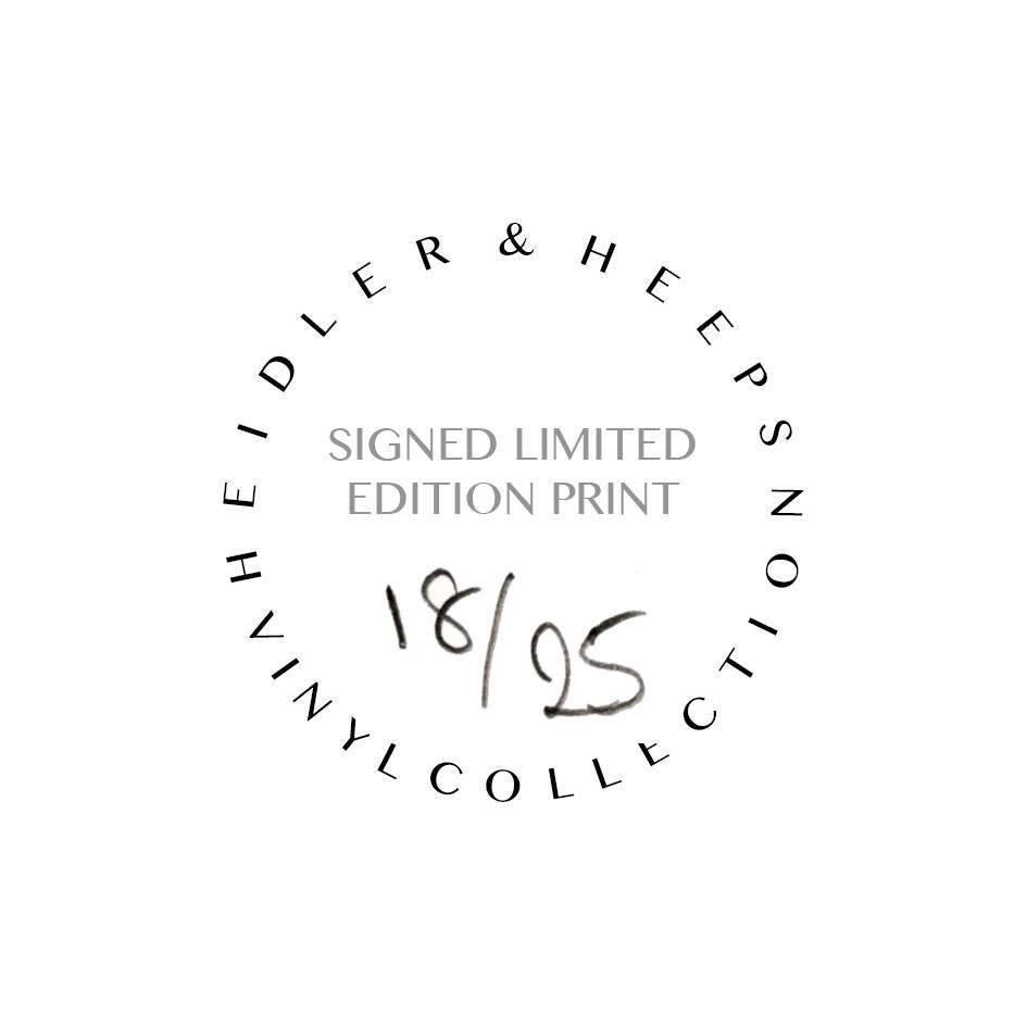 B Side, ein blaues Planetenkunstwerk in der Heidler & Heeps B Side Vinyl Collection.
Die renommierten zeitgenössischen Fotografen Richard Heeps und Natasha Heidler haben für diese wunderschöne, faszinierende Kollektion zusammengearbeitet. Ein Fest