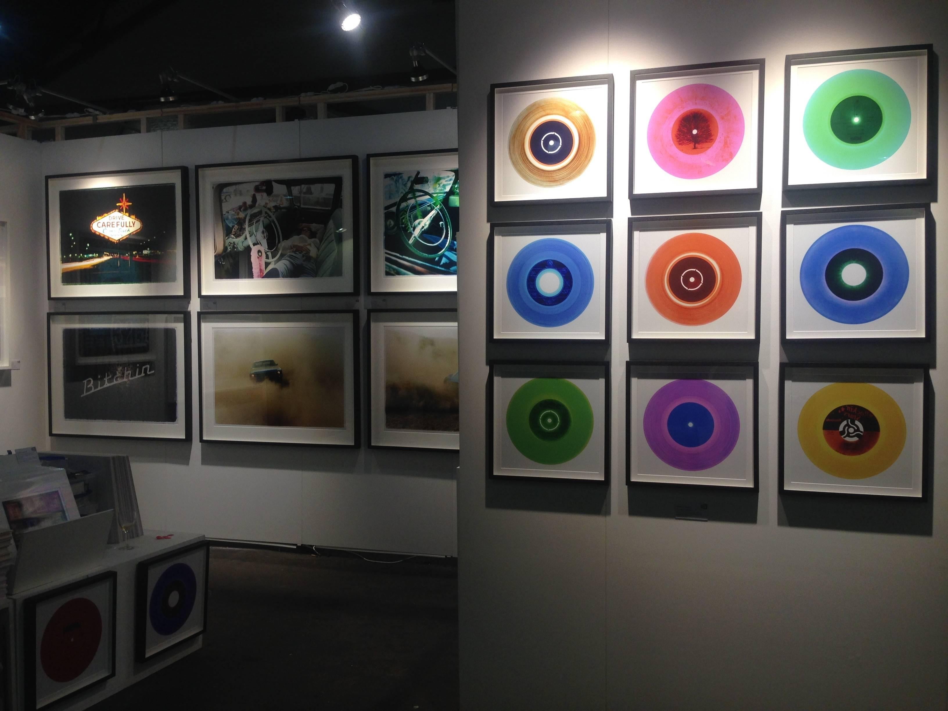 B Side Vinyl Kollektion Sechsteilige Installation - Pop Art Farbfotografie im Angebot 10