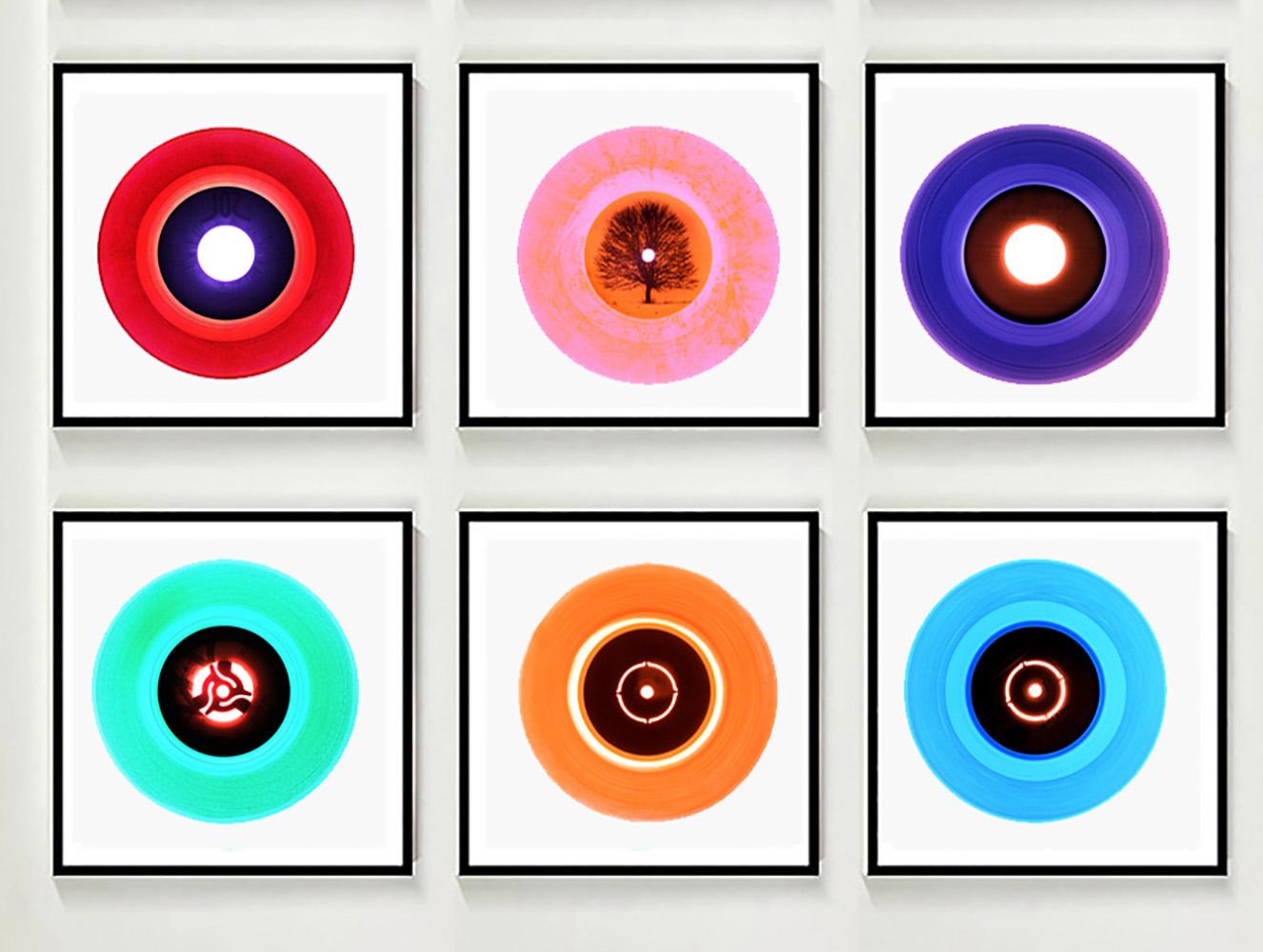 B Side Vinyl Kollektion Sechsteilige Installation - Pop Art Farbfotografie – Print von Heidler & Heeps