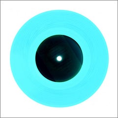 B Side Vinyl Kollektion, Idee (Blau) - Zeitgenössische Pop-Art-Farbfotografie