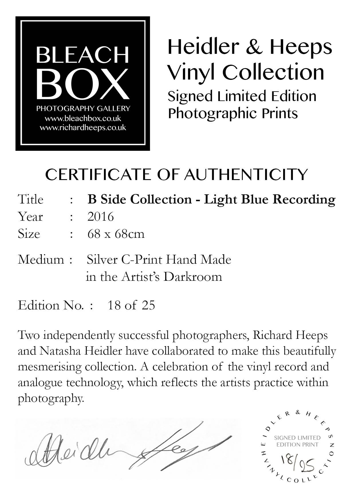 B Side Vinyl Kollektion, Hellblaue Aufnahmen – Pop-Art-Farb-Fotografie – Print von Heidler & Heeps