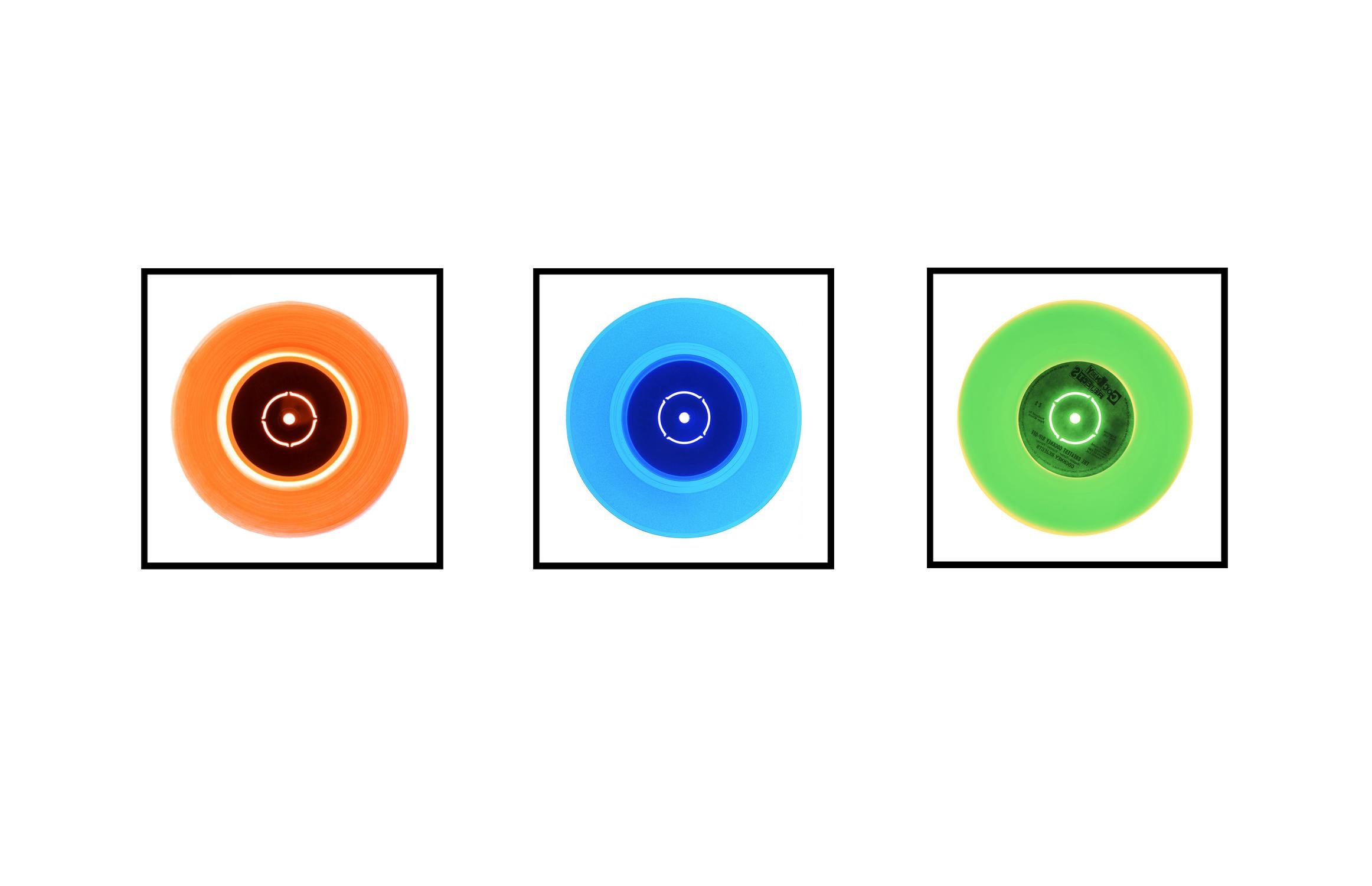 Collection B Side Vinyl - Trio de taille moyenne - Photographie couleur Pop Art - Print de Heidler & Heeps