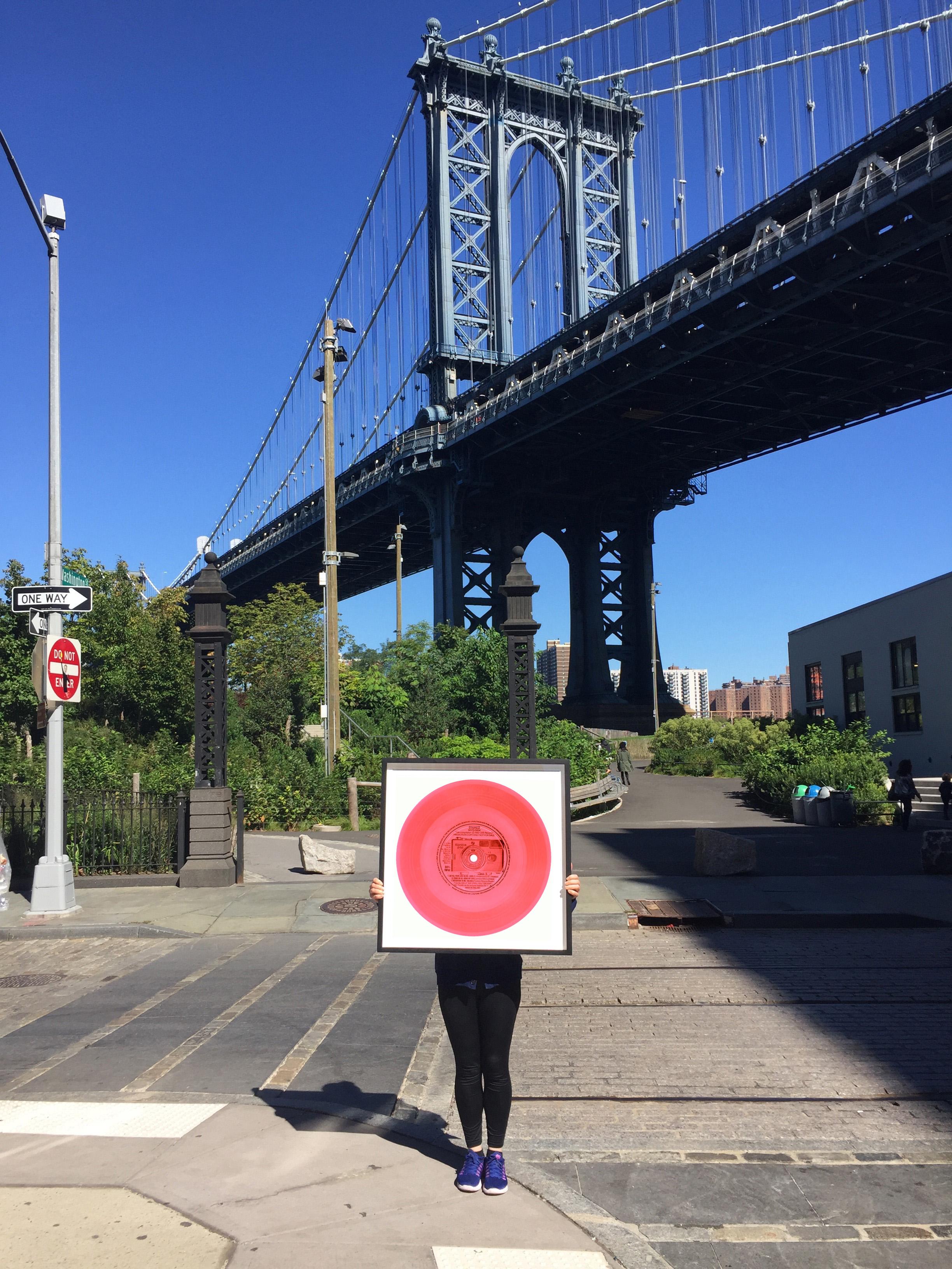 Pop, une œuvre d'art rose dans la Collection B Side Vinyl de Heidler & Heeps.
Richard Heeps et Natasha Heidler, photographes contemporains renommés, ont collaboré à la réalisation de cette collection magnifiquement envoûtante. Une célébration du