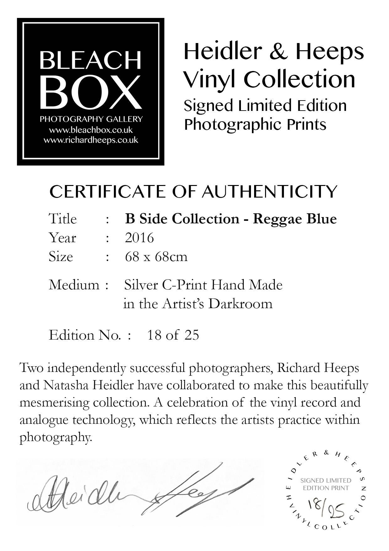 B Side Vinyl Kollektion, Reggae Blue - Zeitgenössische Pop-Art-Farb-Fotografie – Print von Heidler & Heeps