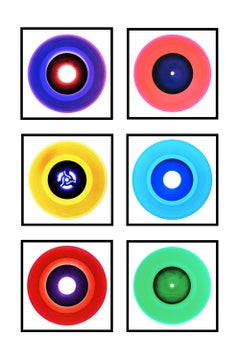 Installazione di sei pezzi della collezione B Side Vinyl - Fotografia Pop Art a colori.