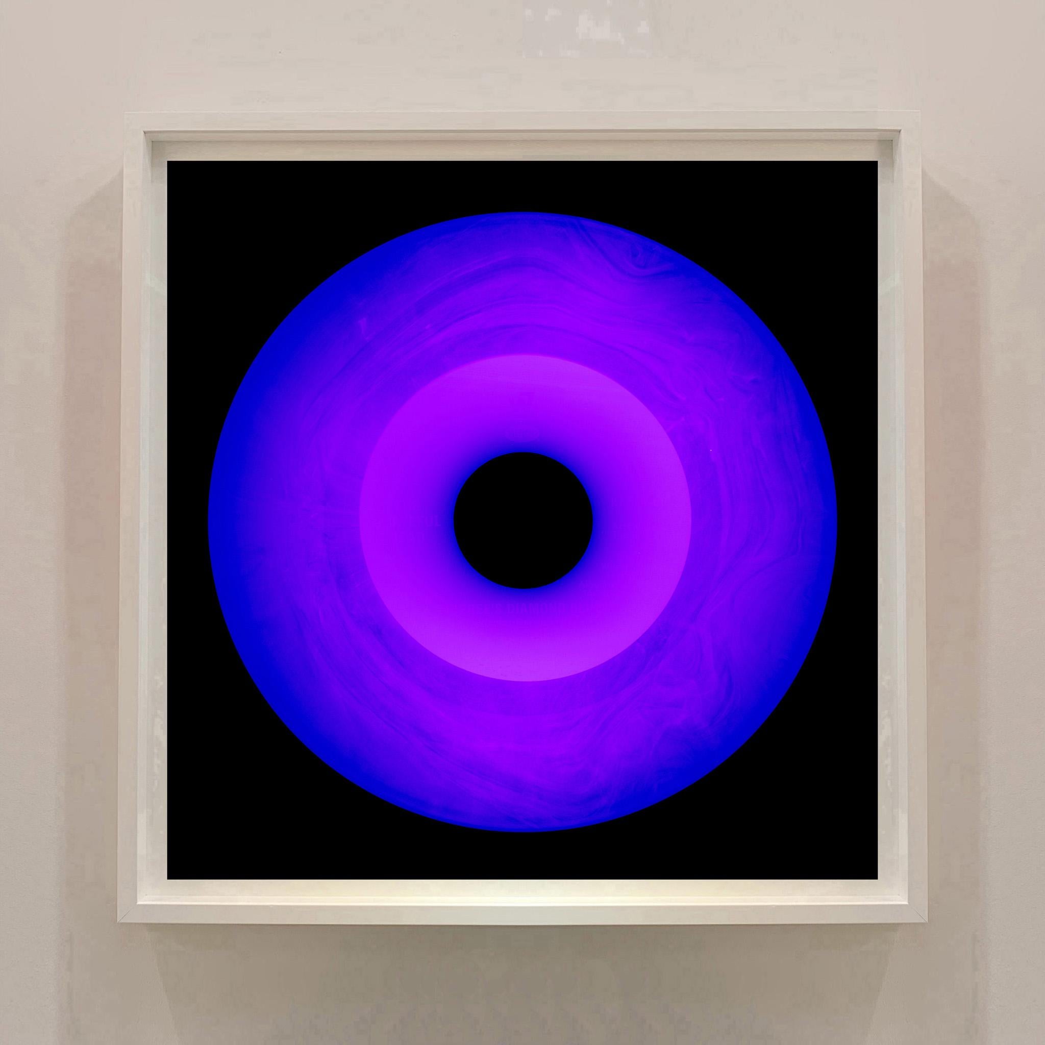 Vinyl-Kollektion, drei Minuten dreißig ultraviolette – Pop-Art-Fotografie (Violett), Print, von Heidler & Heeps