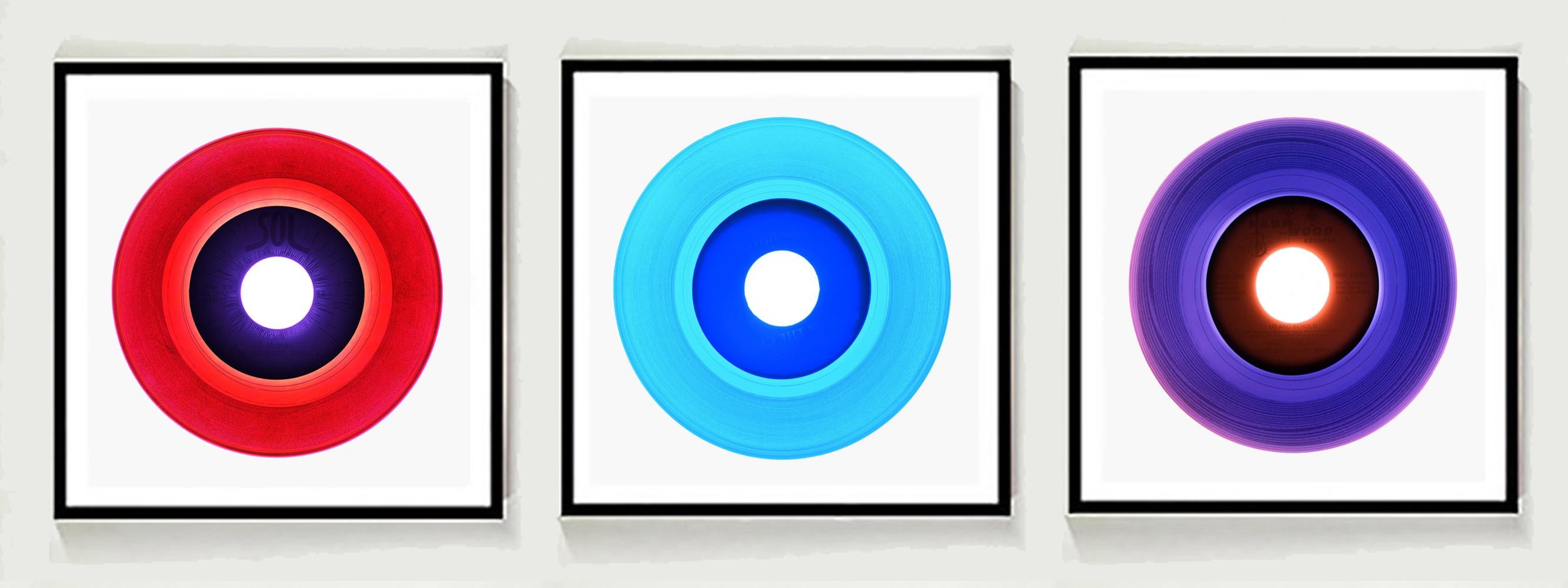 B Side Vinyl Collection Trio - Photographie couleur Pop Art - Gris Color Photograph par Heidler & Heeps