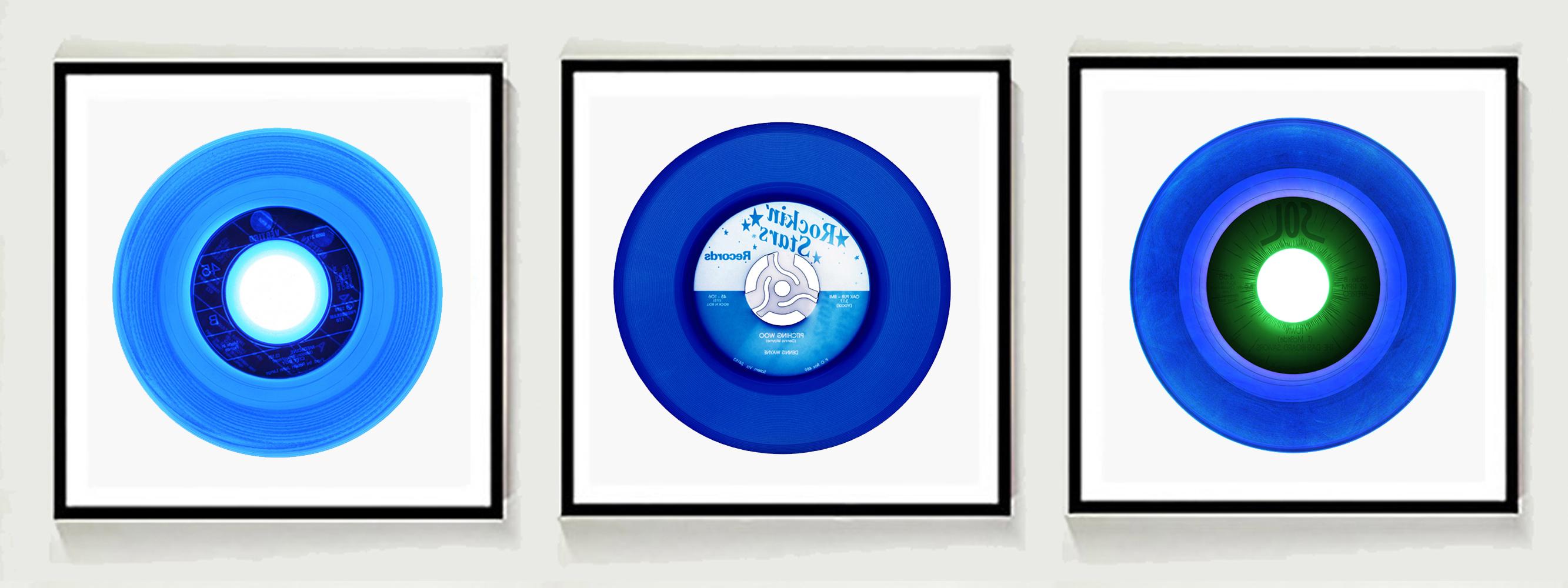 Questo annuncio riguarda tre opere d'arte blu della Heidler & Heeps Vinyl Collection. 
Gli acclamati fotografi contemporanei Richard Heeps e Natasha Heidler hanno collaborato per realizzare questa collezione splendidamente ipnotica. Una celebrazione