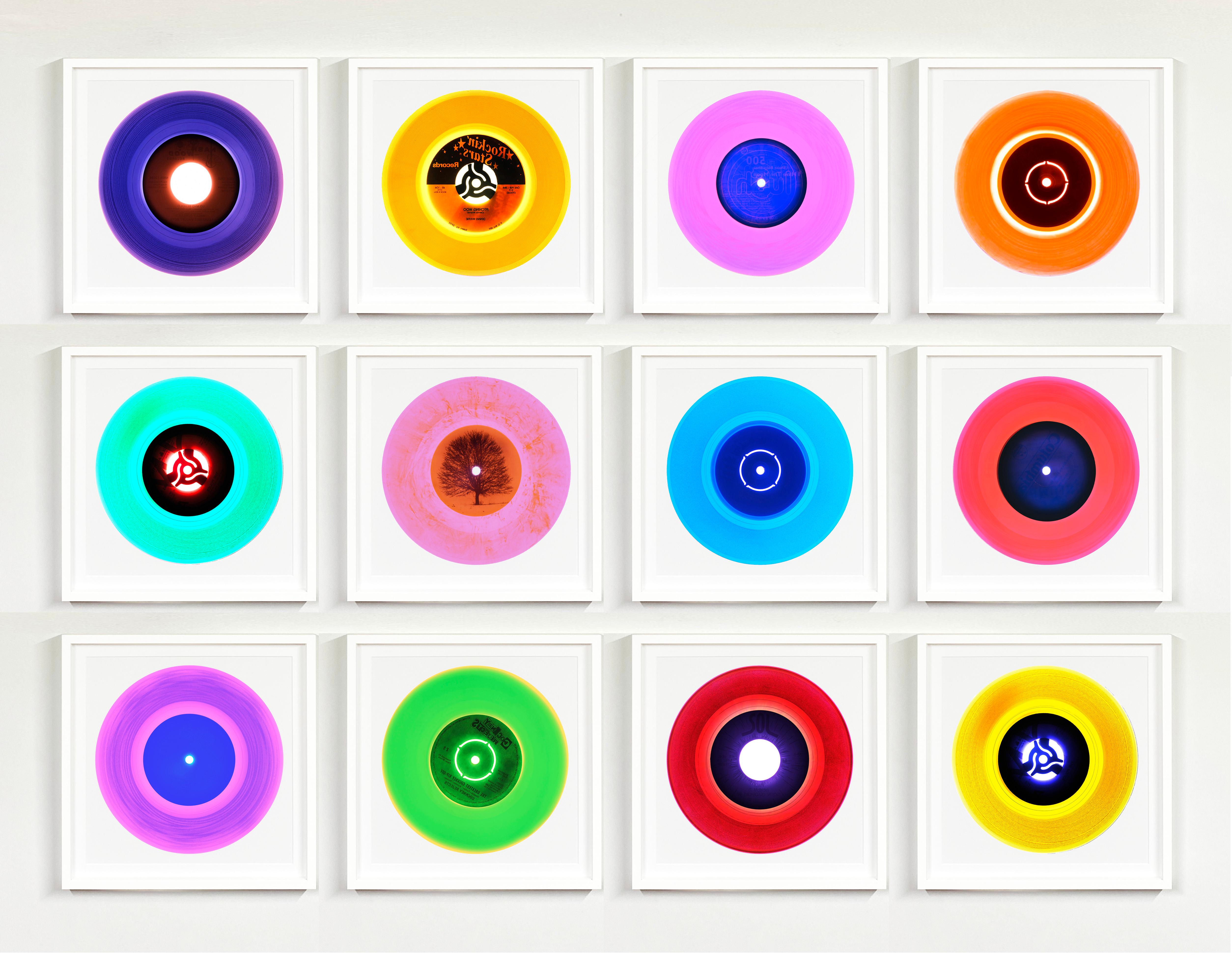 Zwölfteilige Installation aus der Vinyl-Kollektion B – Pop-Art, mehrfarbiges Foto