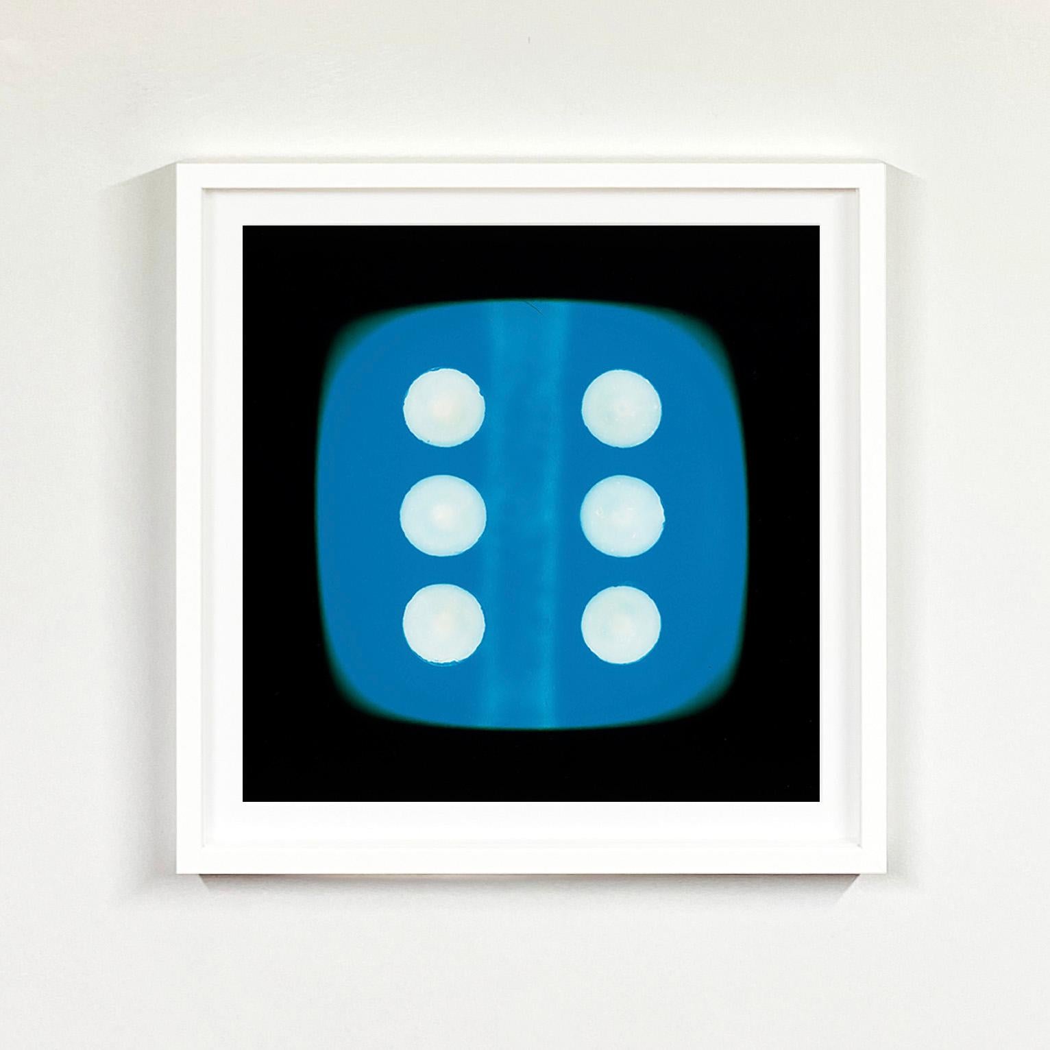 Série Dice, Six Bleus - Photographie Couleur Pop Art - Noir Color Photograph par Heidler & Heeps