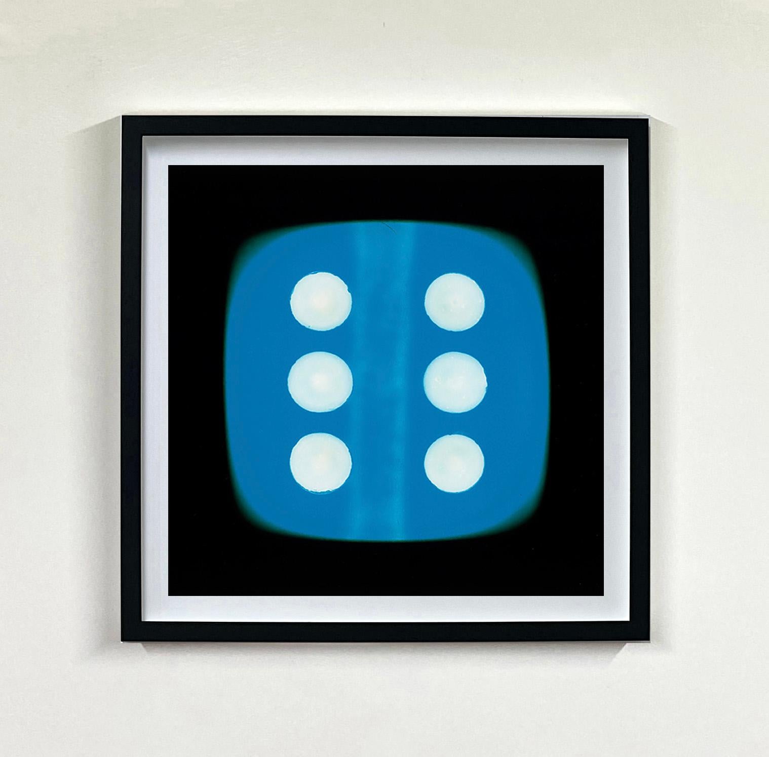 Dice-Serie, Blaue Sechs – Pop-Art-Farbfotografie (Schwarz), Color Photograph, von Heidler & Heeps