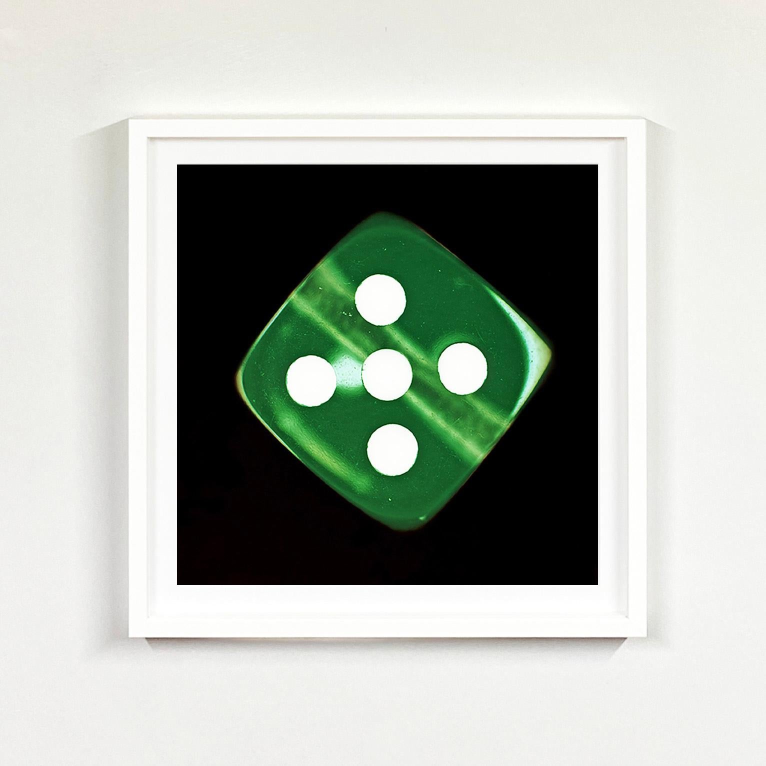 Dice-Serie, Grüne Fünf – Konzeptuelle Farbfotografie – Print von Heidler & Heeps