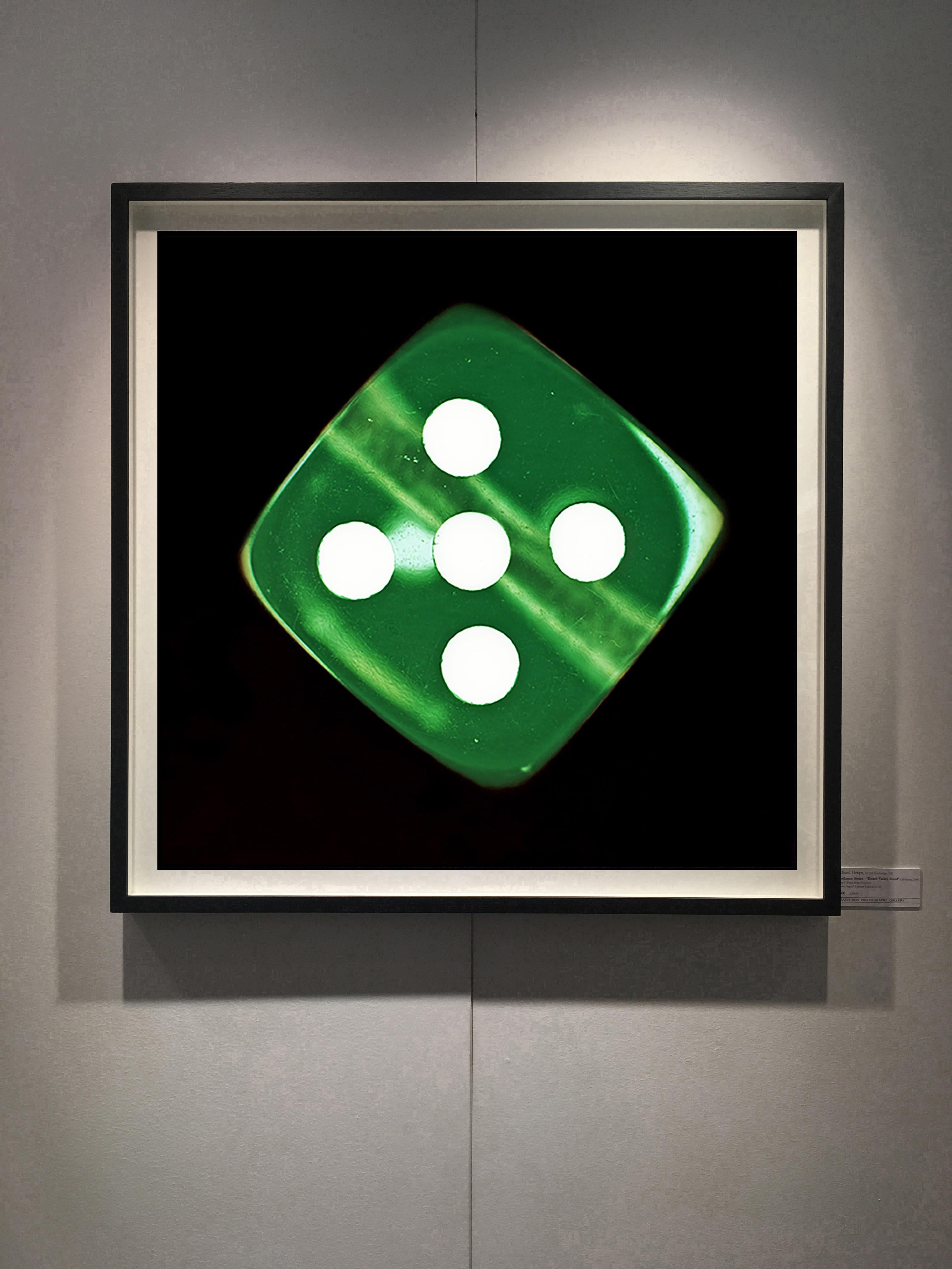 Dice-Serie, Green Five - Konzeptionelle Farbfotografie – Print von Heidler & Heeps