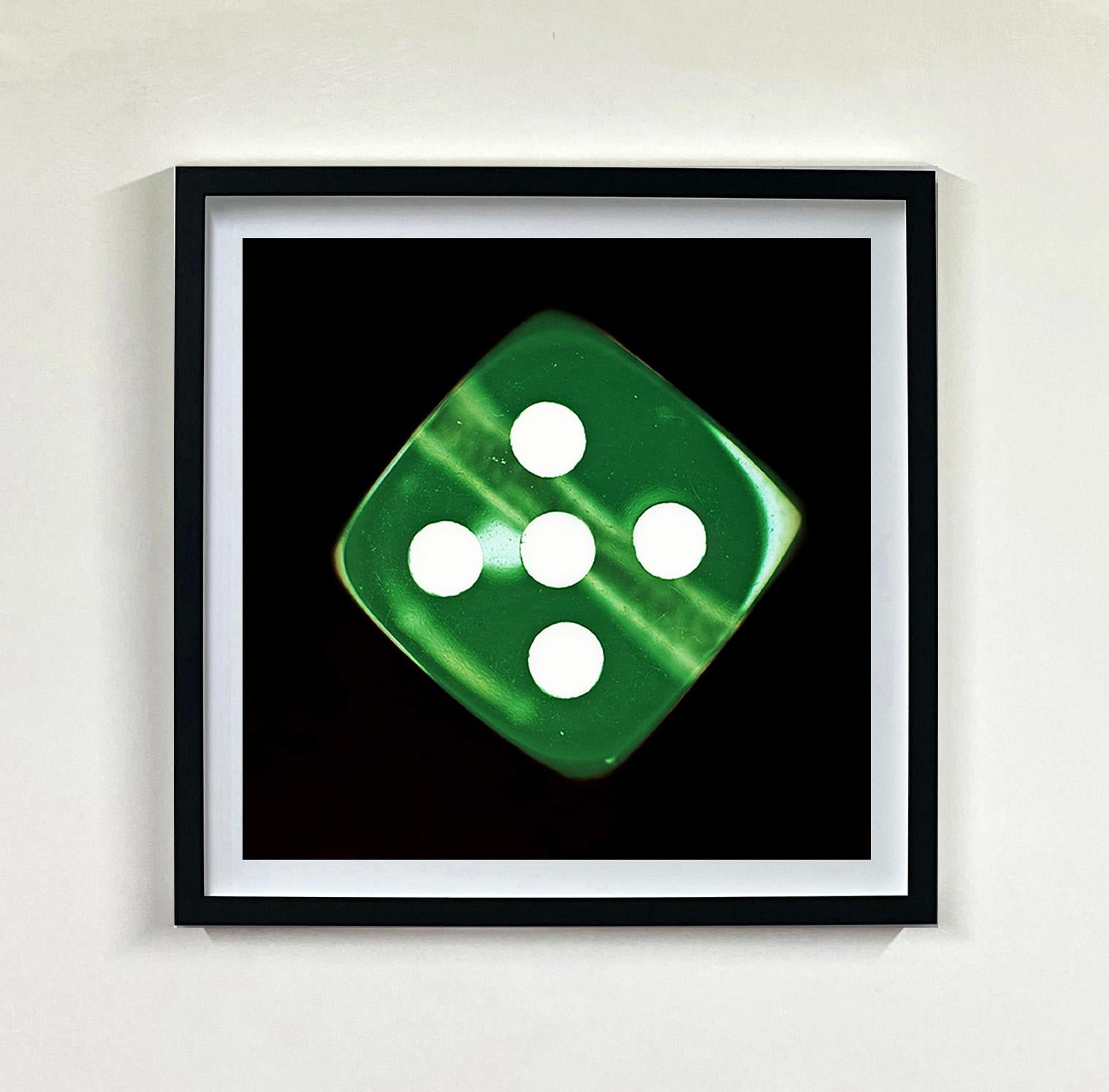 Série Dice, Cinq couleurs conceptuelles, vert - Pop Art Photograph par Heidler & Heeps