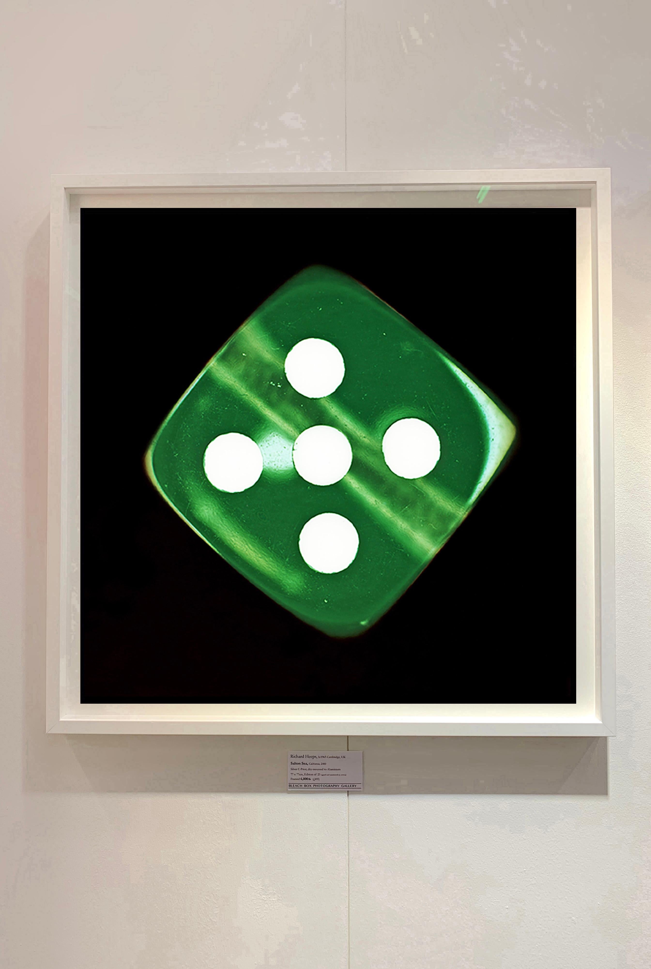Dice-Serie, Green Five - Konzeptionelle Farbfotografie (Pop-Art), Print, von Heidler & Heeps