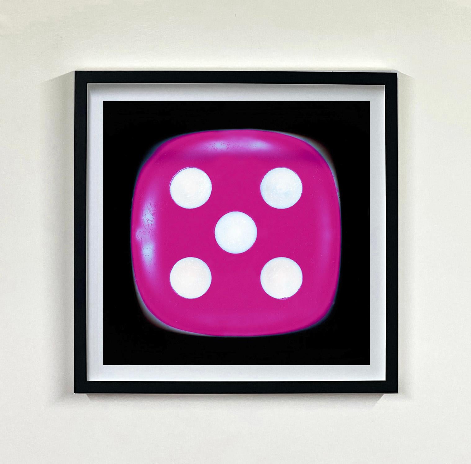 Dice-Serie, Rosa Fünf - Pop-Art-Farbfotografie (Pink), Color Photograph, von Heidler & Heeps