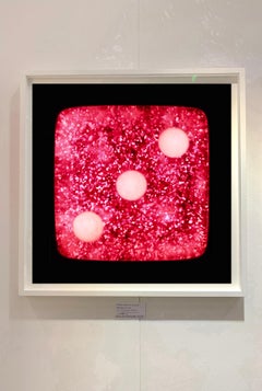 Serie di dadi, scintille di lampone tre - Fotografia concettuale a colori