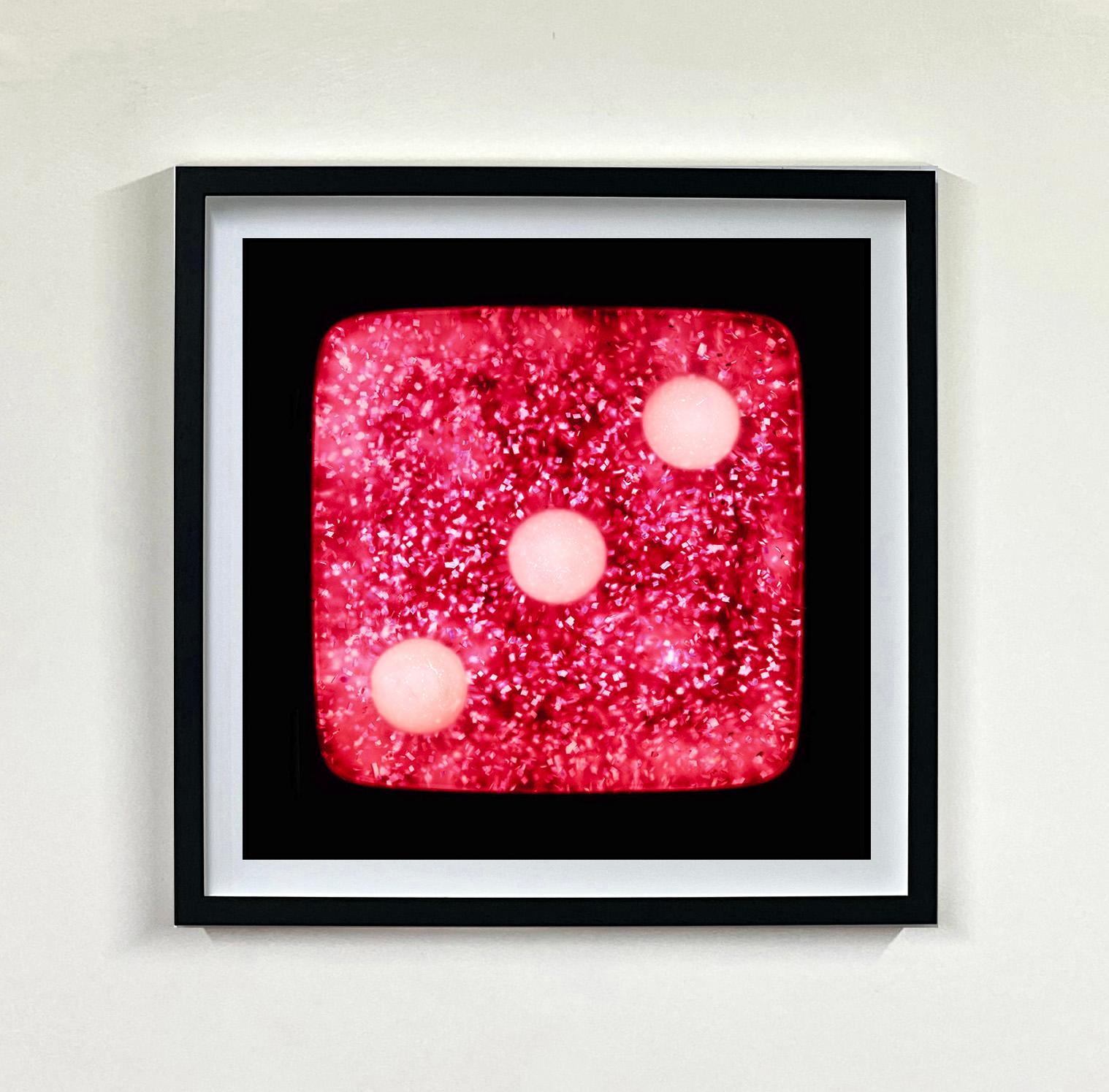 Dice-Serie, Himbeerschalen funkelt drei – Pop-Art-Farbfotografie (Rot), Color Photograph, von Heidler & Heeps