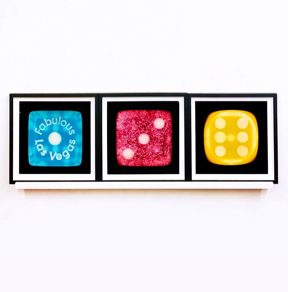 Dice-Serie, Himbeerschalen funkelt drei – Pop-Art-Farbfotografie im Angebot 1