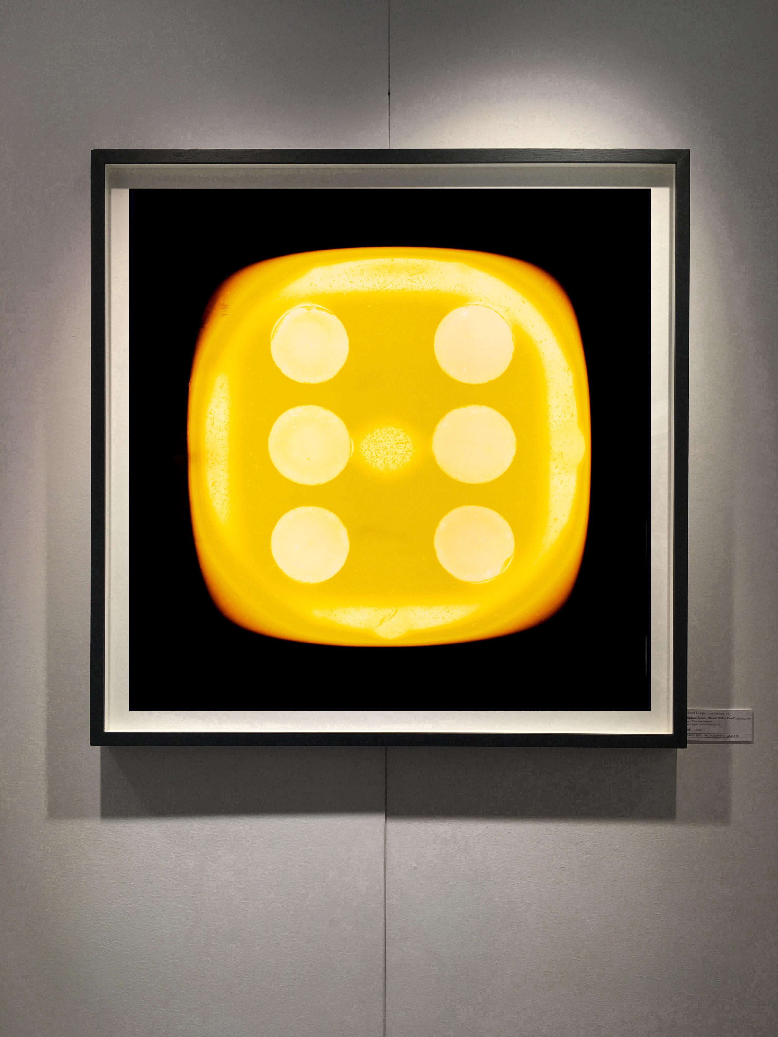 Dice-Serie, Chartreuse Gelb Sechs (schwarz) – Konzeptionelle Farbfotografie (Pop-Art), Print, von Heidler & Heeps