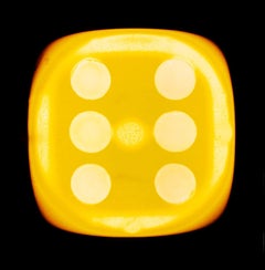 Dice-Serie, Chartreuse Gelb Sechs (schwarz) – Konzeptionelle Farbfotografie