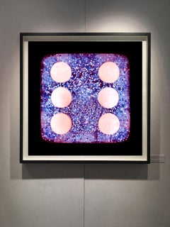 Dice Series, Lila Sparkles Six - Konzeptionelle Farbfotografie