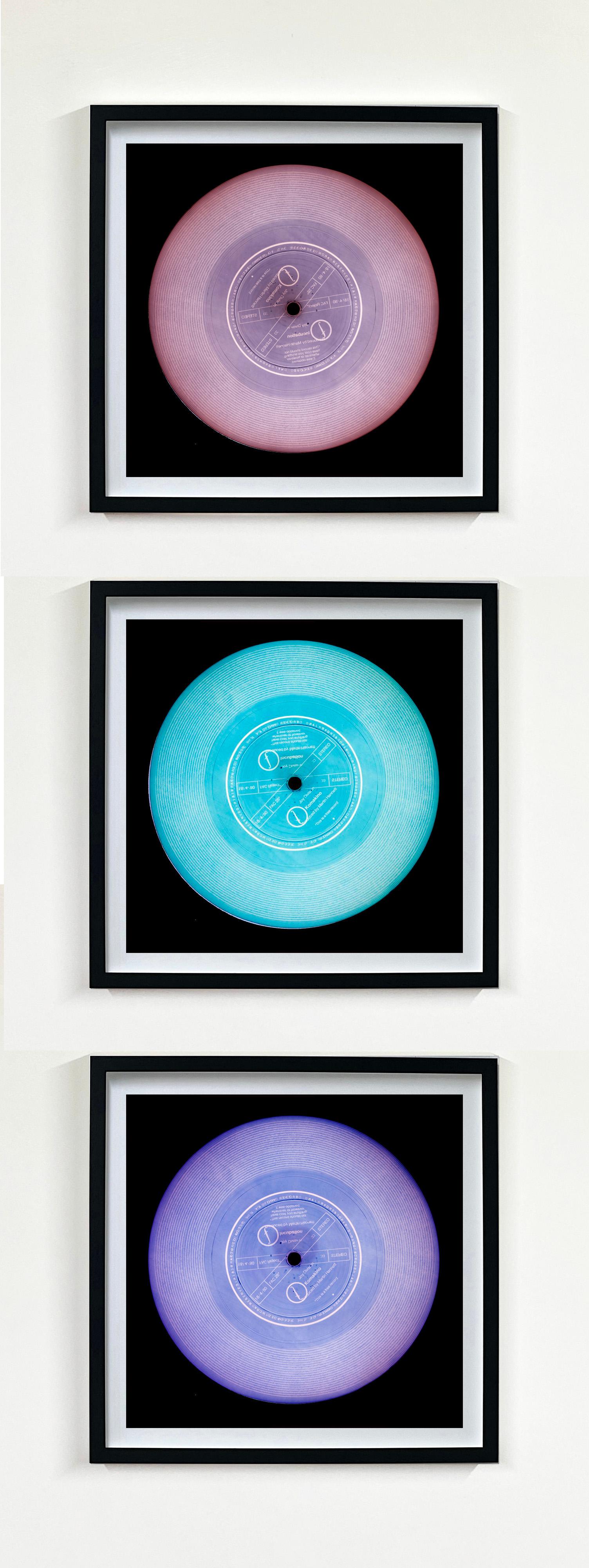 Vinyl Kollektion Lavendel Blau Mauve Drei gerahmte Pop-Art Farbfotografie – Photograph von Heidler & Heeps