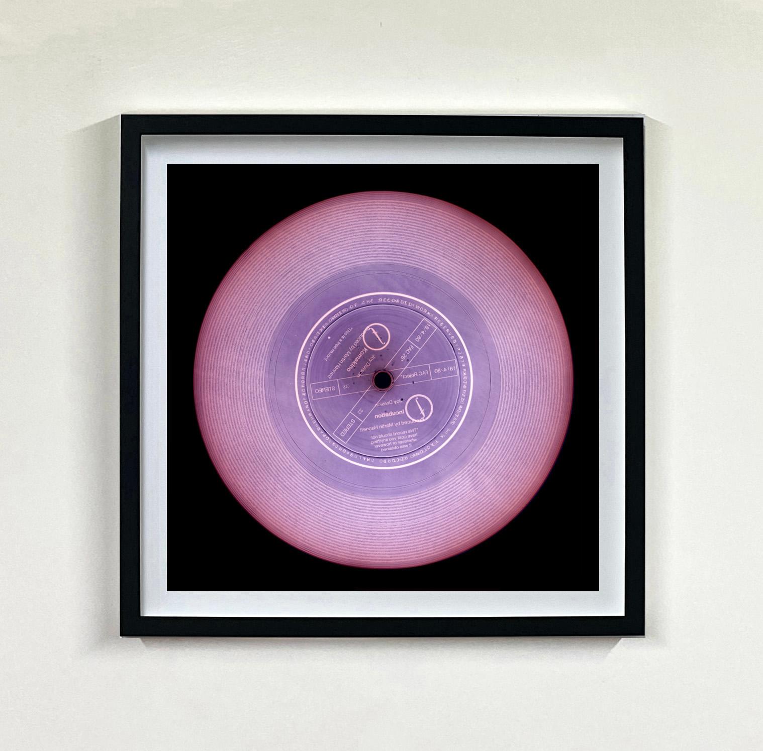 Heidler & Heeps Vinyl Collection Set mit drei gerahmten Kunstwerken.
Die renommierten zeitgenössischen Fotografen Richard Heeps und Natasha Heidler haben für diese wunderschöne, faszinierende Kollektion zusammengearbeitet. Ein Fest der Schallplatte