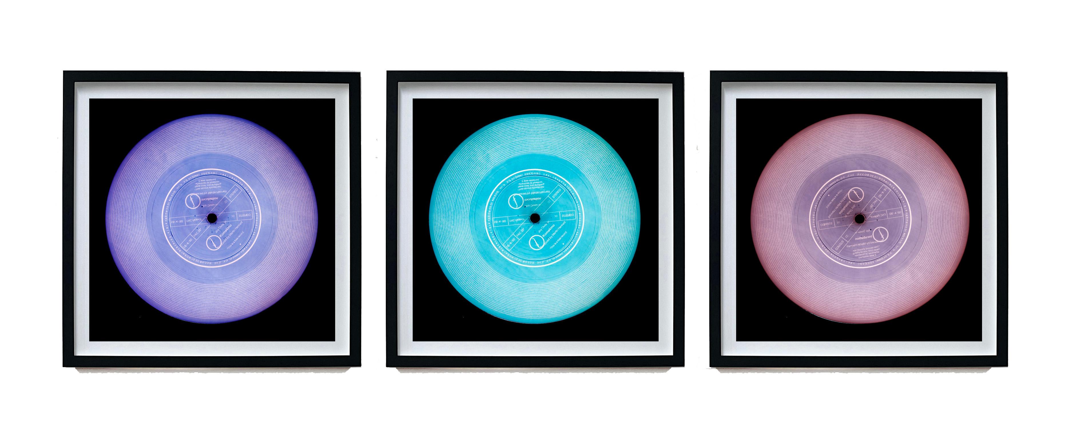 Heidler & Heeps Still-Life Photograph – Vinyl Kollektion Lavendel Blau Mauve Drei gerahmte Pop-Art Farbfotografie