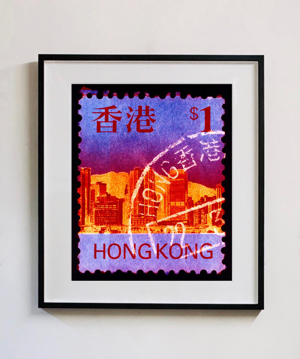 Briefmarkensammlung aus Hongkong, HK$1 – Pop-Art-Farbfotografie – Photograph von Heidler & Heeps