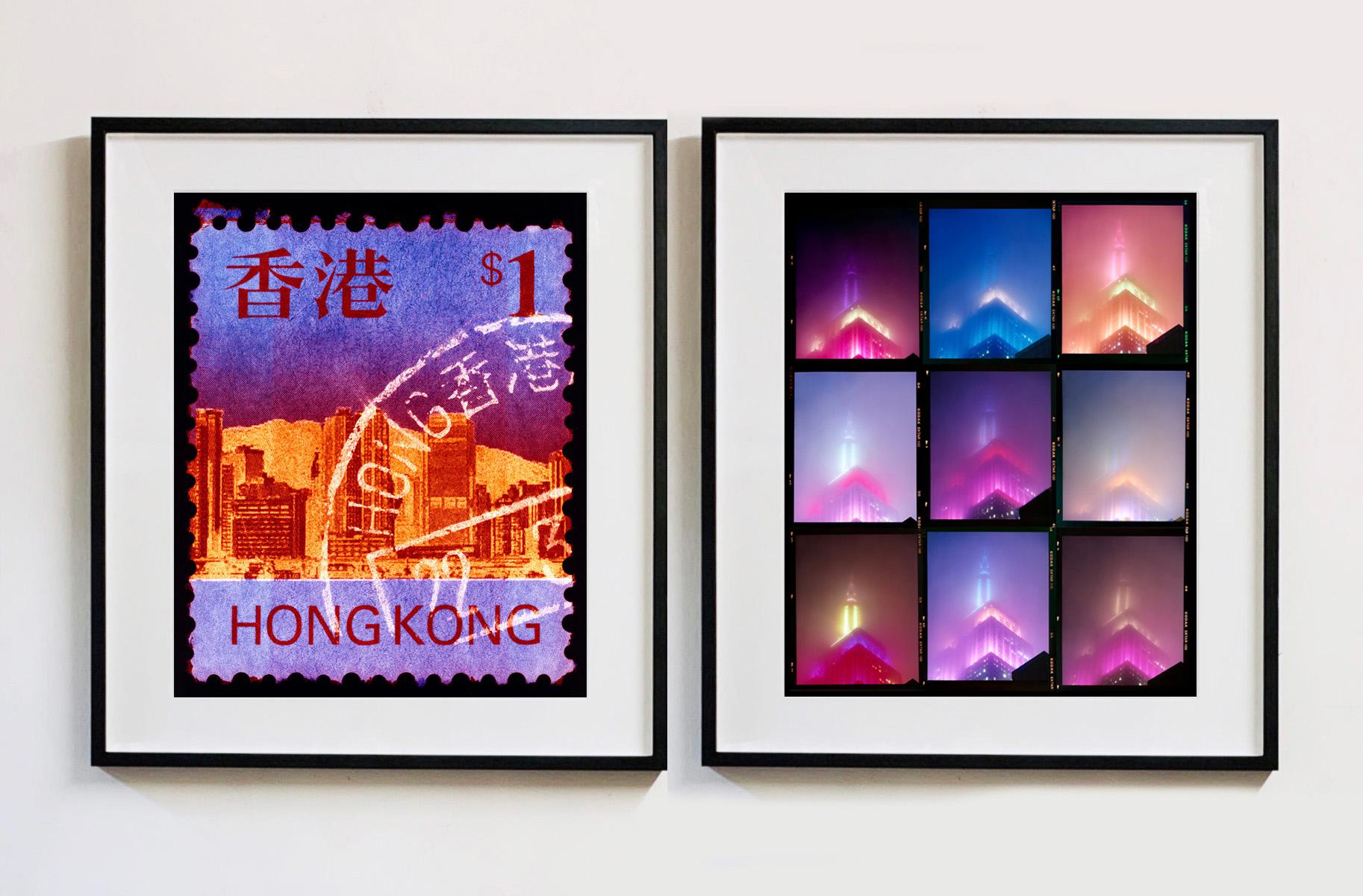 HK$1, aus der Heidler & Heeps Stamp Collection'S Hong Kong Serie. Der feine, detaillierte Wandteppich der originalen kleinen Briefmarke wurde zum Leben erweckt und durch den Frankierstempel und das spezielle Dunkelkammerverfahren von Heidler & Heeps