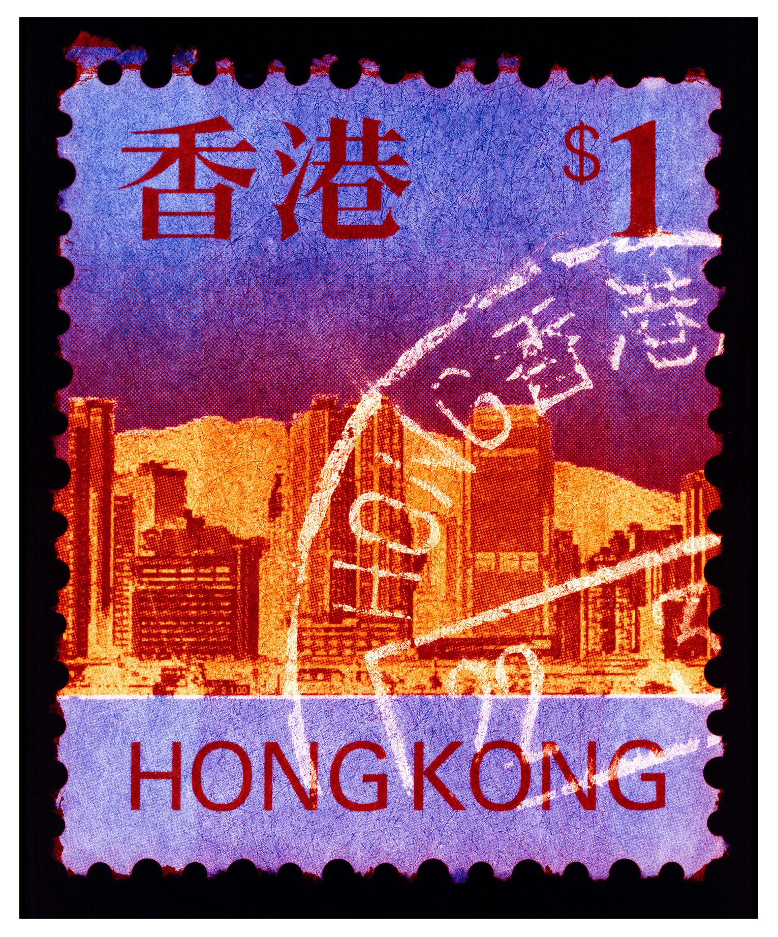 Heidler & Heeps Color Photograph – Briefmarkensammlung aus Hongkong, HK$1 – Pop-Art-Farbfotografie