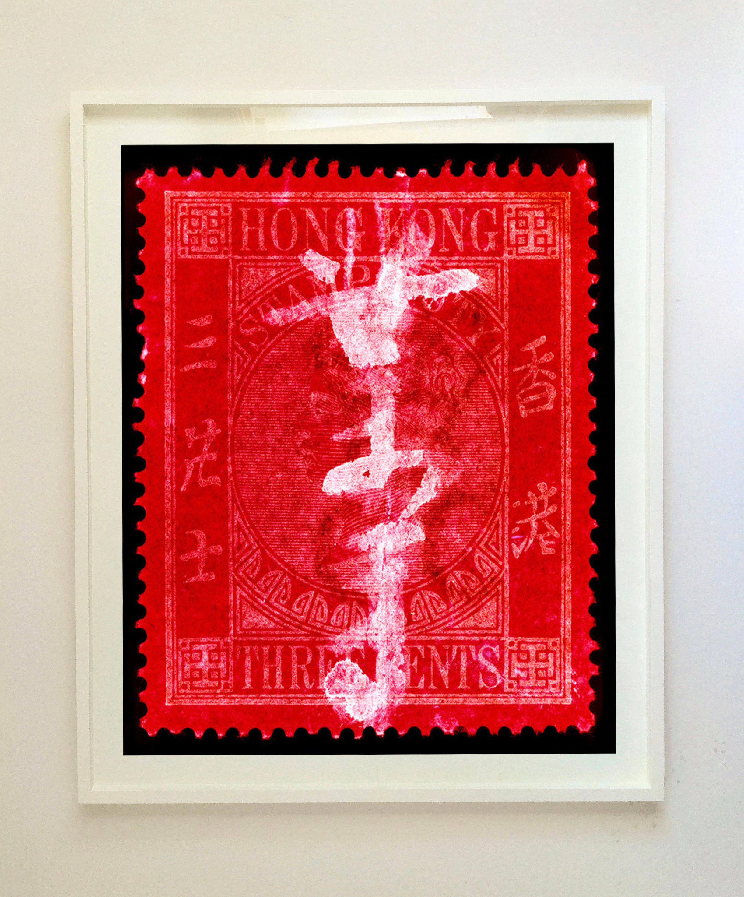 Collection de timbres de Hong Kong, QV 3 cents - Photographie couleur Pop Art - Rouge Color Photograph par Heidler & Heeps