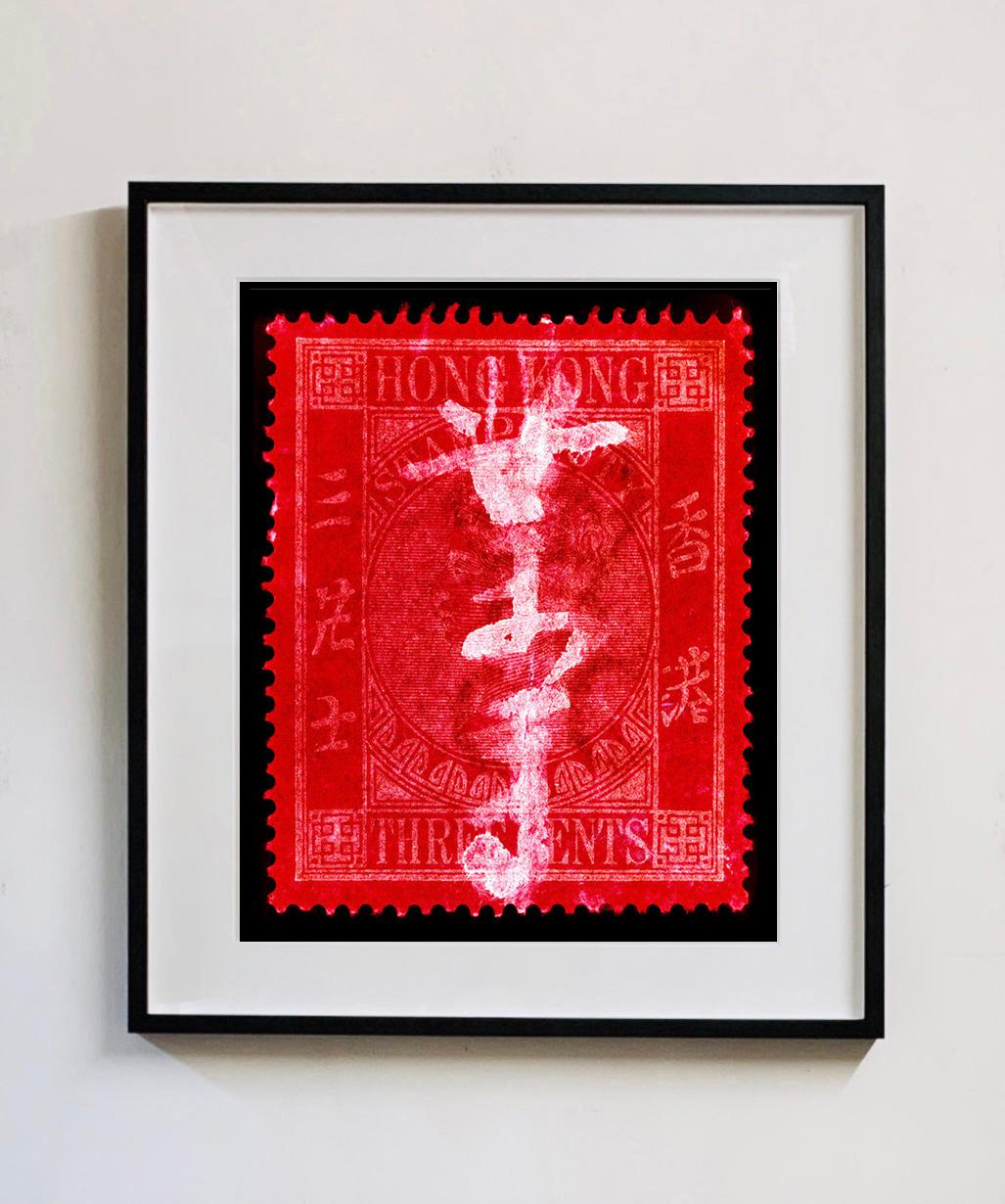 QV 3 Cents, de la collection de timbres Heidler & Heeps, série Hong Kong. La tapisserie finement détaillée du petit timbre-poste original de Hong Kong a été ramenée à la vie et rendue unique par la marque d'affranchissement et le procédé de chambre