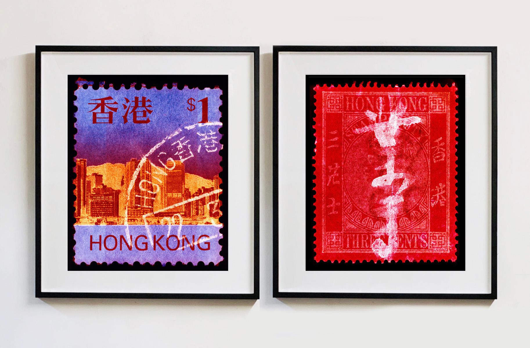 QV 3 Cents, aus der Heidler & Heeps Briefmarkensammlung, Serie Hongkong. Der feine, detaillierte Wandteppich der originalen Hongkong-Kleinbriefmarke wurde durch den Frankiervermerk und Heidler & Heeps spezielles Dunkelkammerverfahren zum Leben