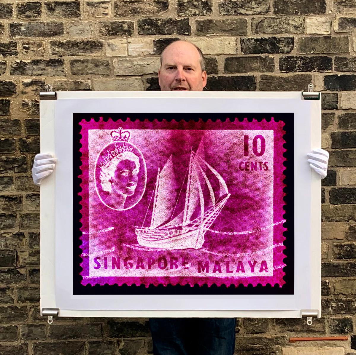 Singapur Singapore Stempel-Kollektion, 10c QEII Schiffsserie Magenta - Pop-Art-Farbfoto – Print von Heidler & Heeps