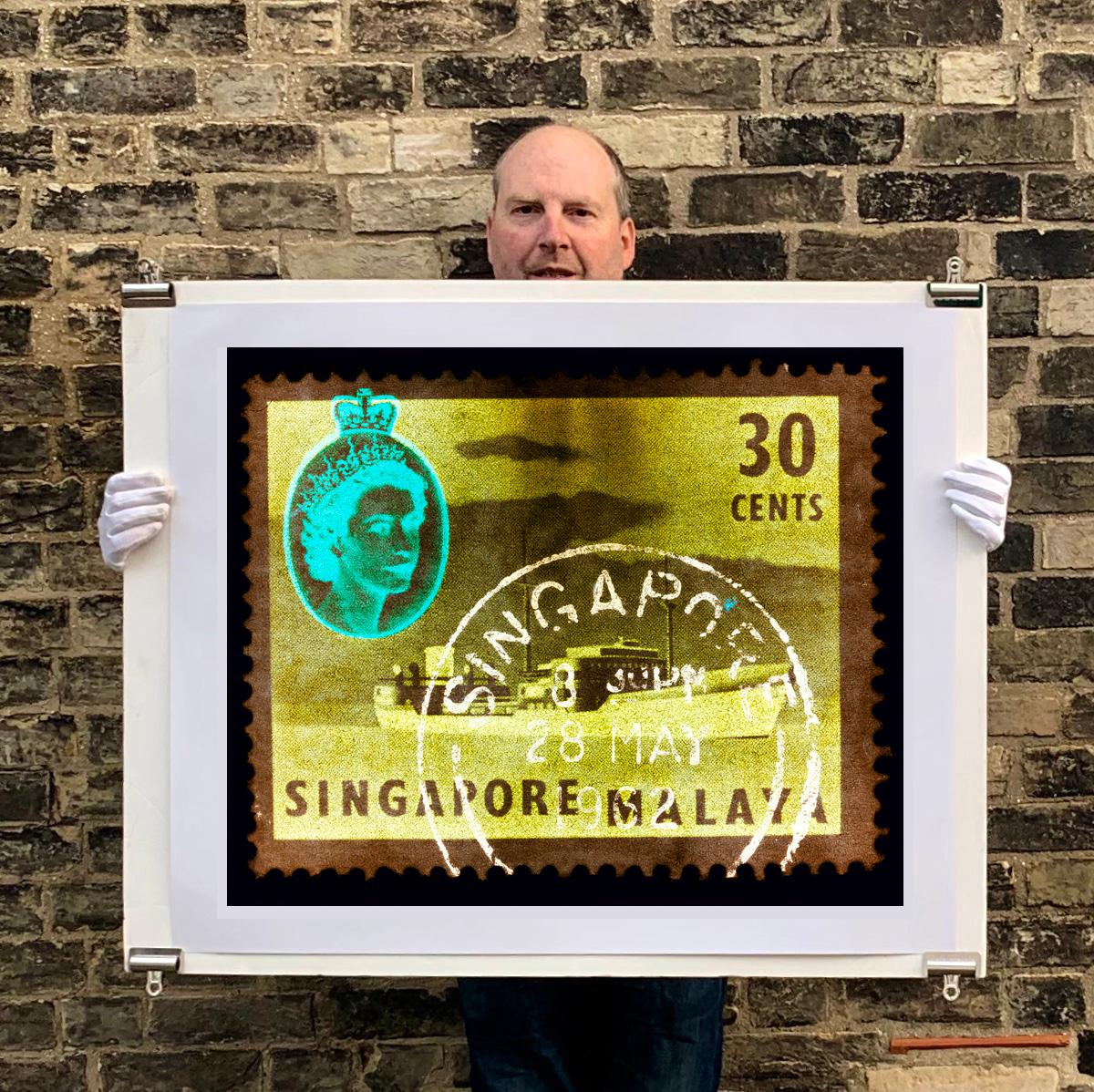 Singapur Singapore Stempel-Kollektion, 30 Cents QEII Öl Tanker Khaki - Pop-Art-Farbfoto – Photograph von Heidler & Heeps