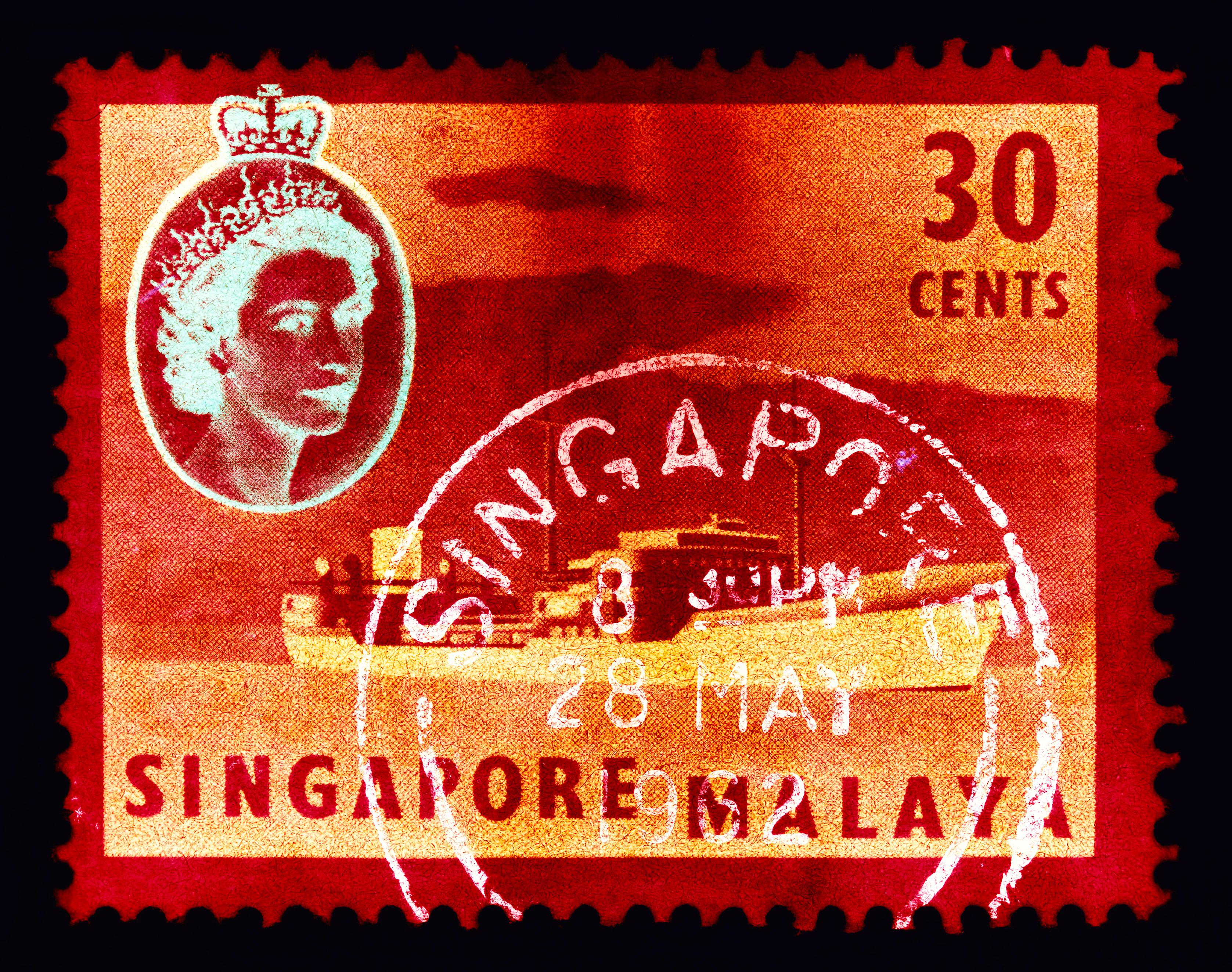Heidler & Heeps Color Photograph – Singapurer Briefmarkensammlung, 30 Cents QEII Öltanker Rot – Pop Art Farbfoto